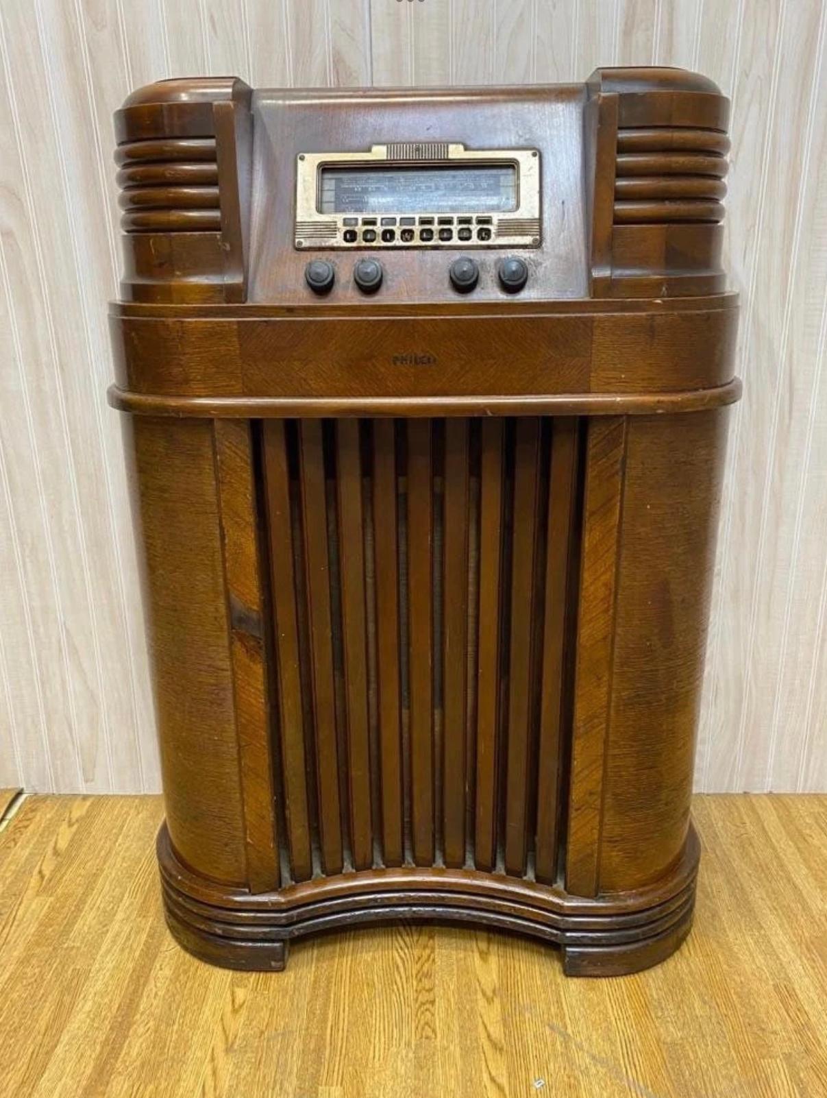 Antikes Philco 40-180 Konsole Bodenradio 

Das Radio ist eingeschaltet. 

CIRCA: 1940

Abmessungen:
H: 40