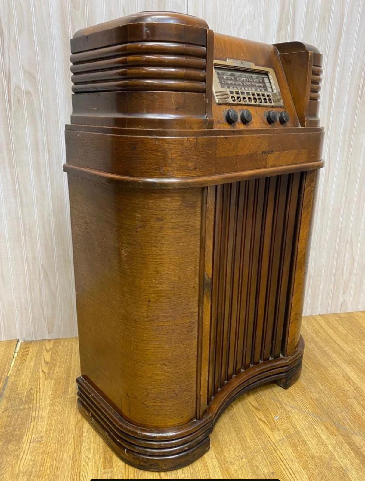 Américain Antique Philco 40-180 Console Floor Radio  en vente