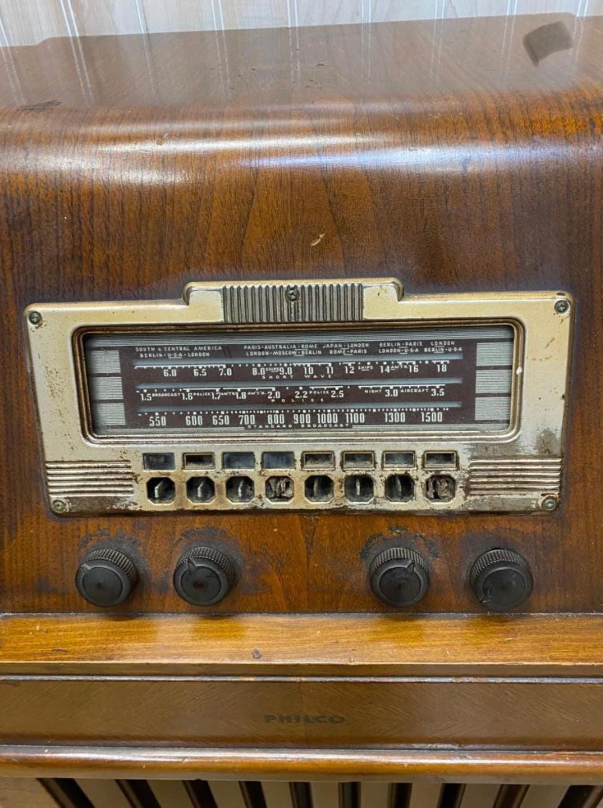 Mid-Century Modern Antique Philco 40-180 Console Floor Radio  For Sale