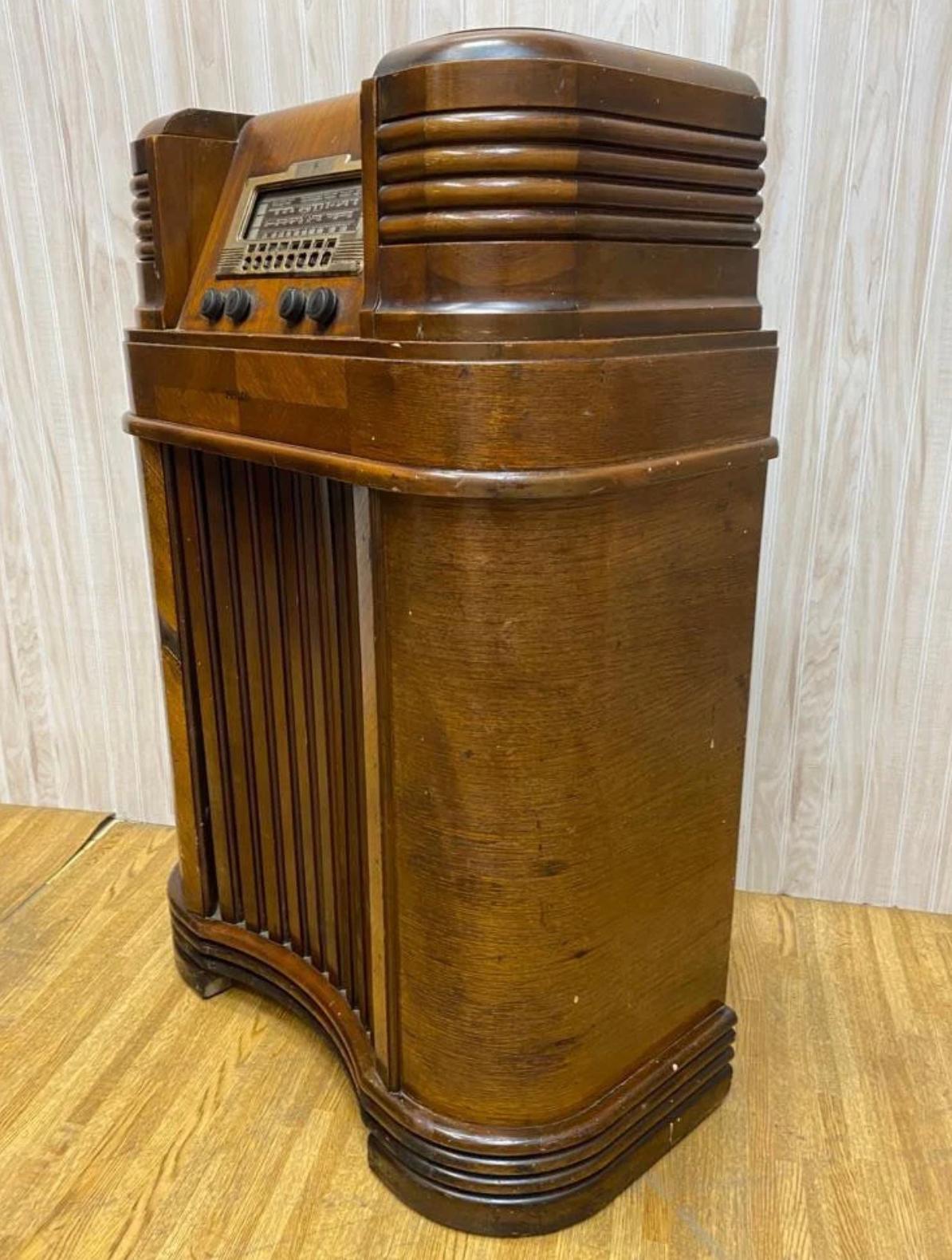 Bois Antique Philco 40-180 Console Floor Radio  en vente
