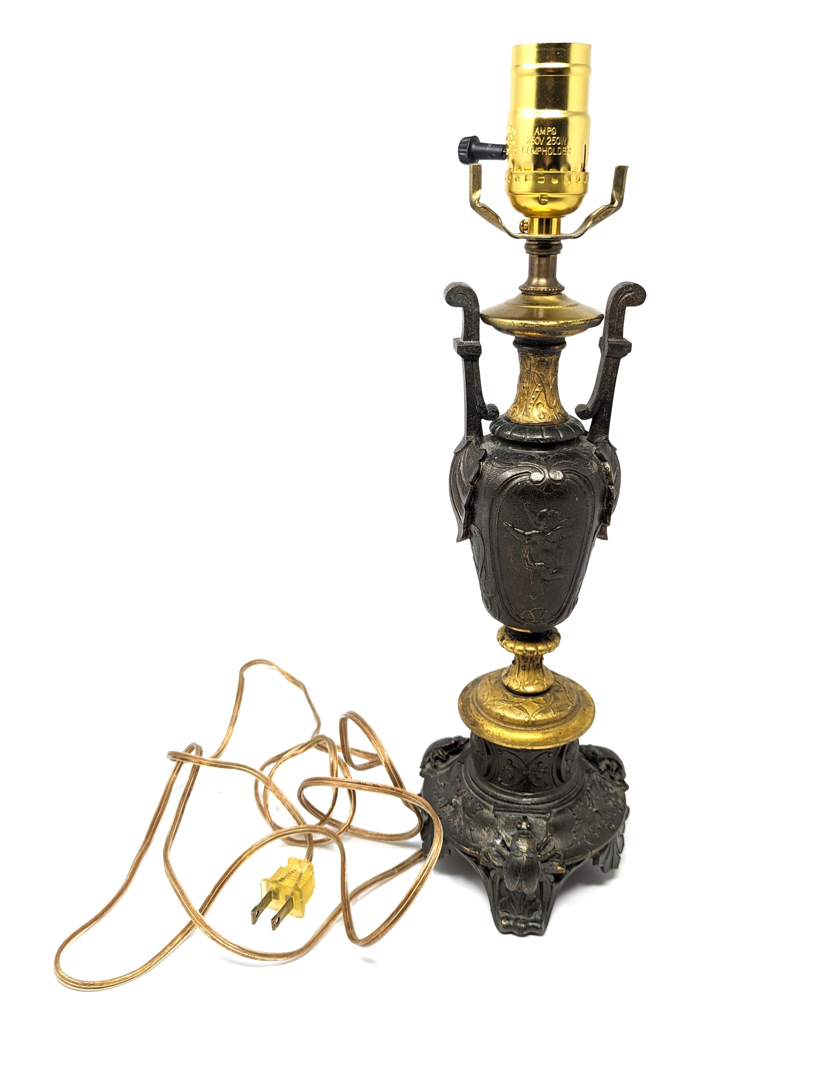 Antike Phillipe H. Mourey-Lampe, vergoldete Bronze, Französisch, signiert, Putten und Käfer (Vergoldet) im Angebot