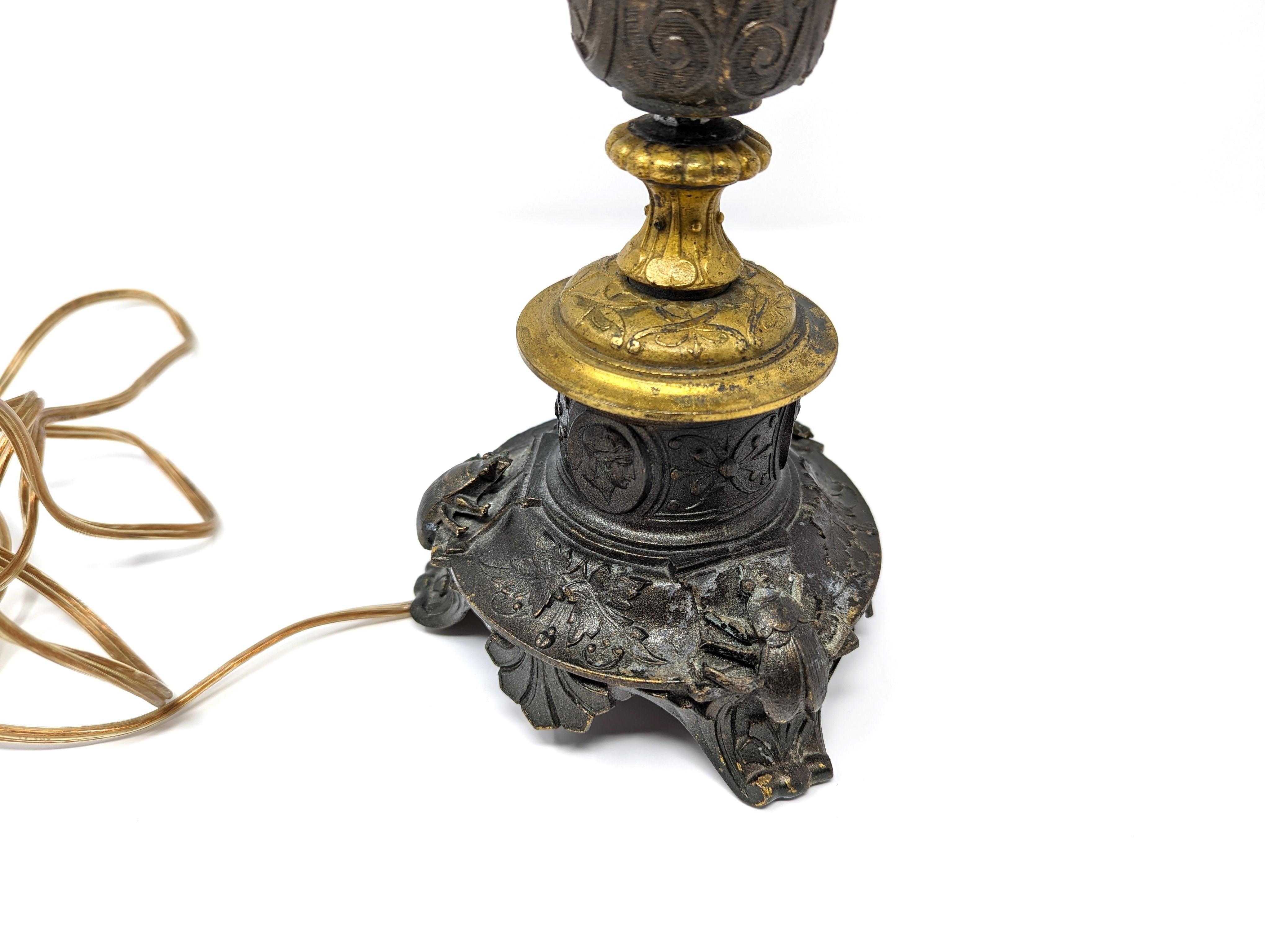 Antike Phillipe H. Mourey-Lampe, vergoldete Bronze, Französisch, signiert, Putten und Käfer (19. Jahrhundert) im Angebot