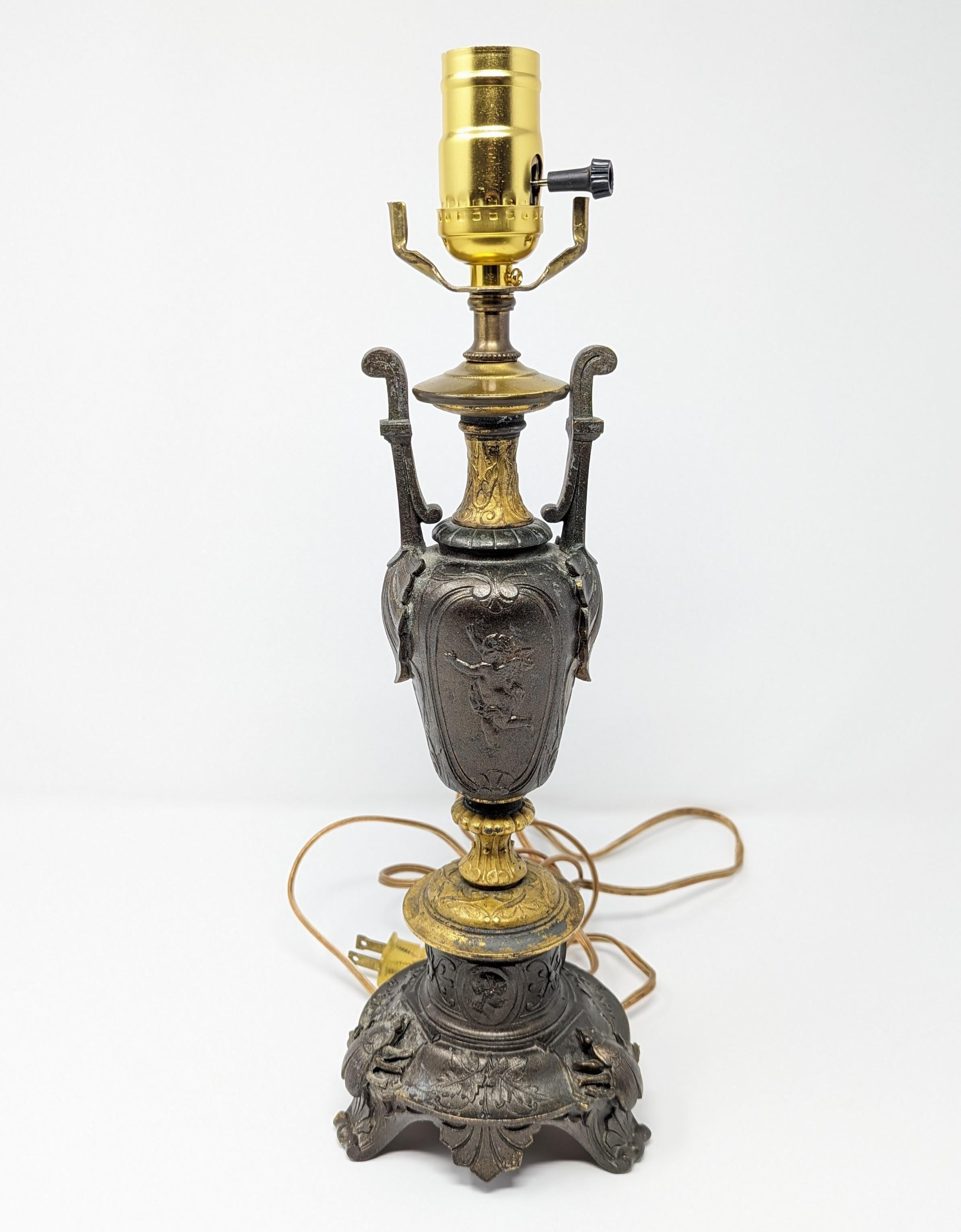 Antike Phillipe H. Mourey-Lampe, vergoldete Bronze, Französisch, signiert, Putten und Käfer im Angebot 1