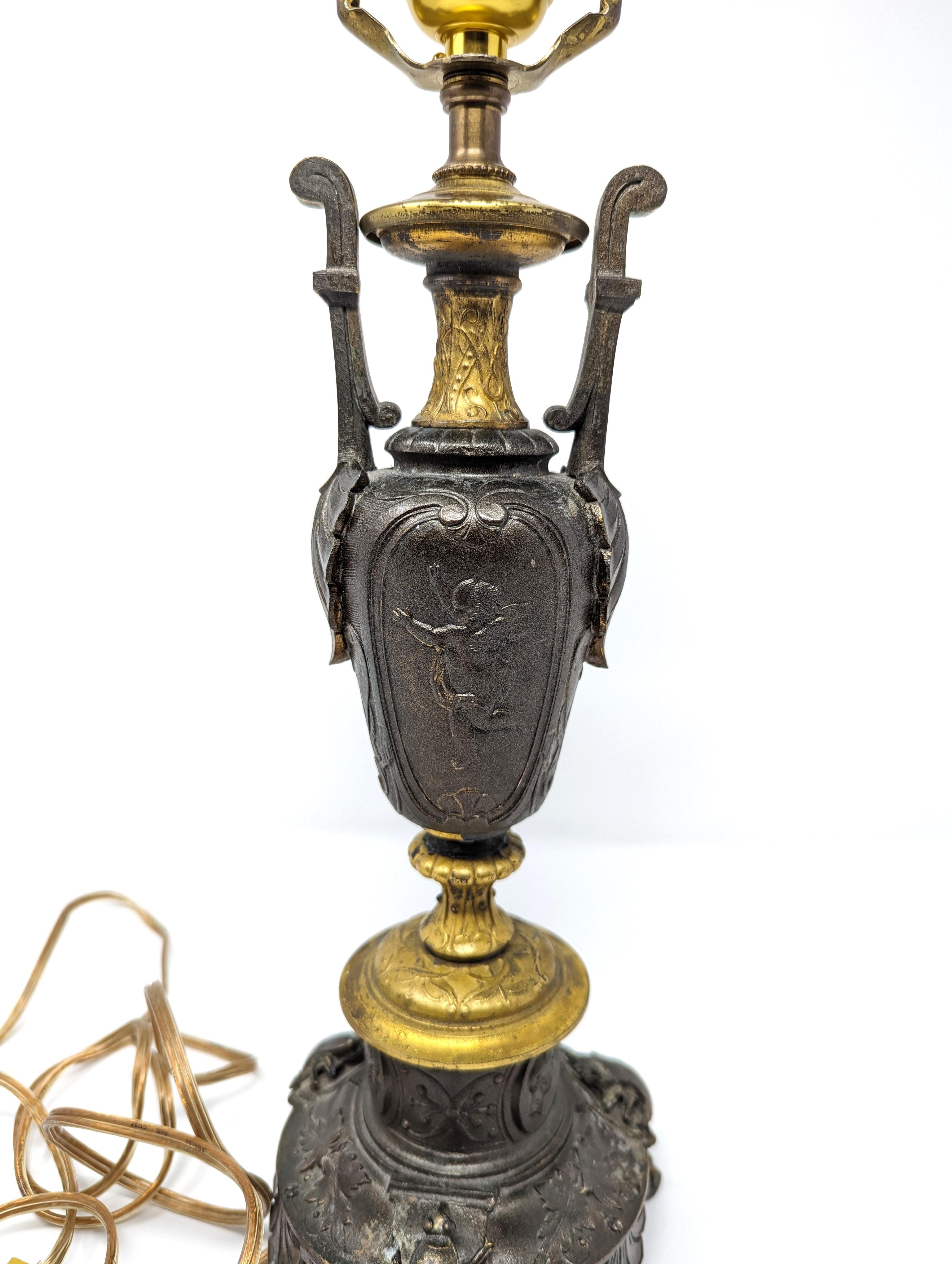 Antike Phillipe H. Mourey-Lampe, vergoldete Bronze, Französisch, signiert, Putten und Käfer im Angebot 2