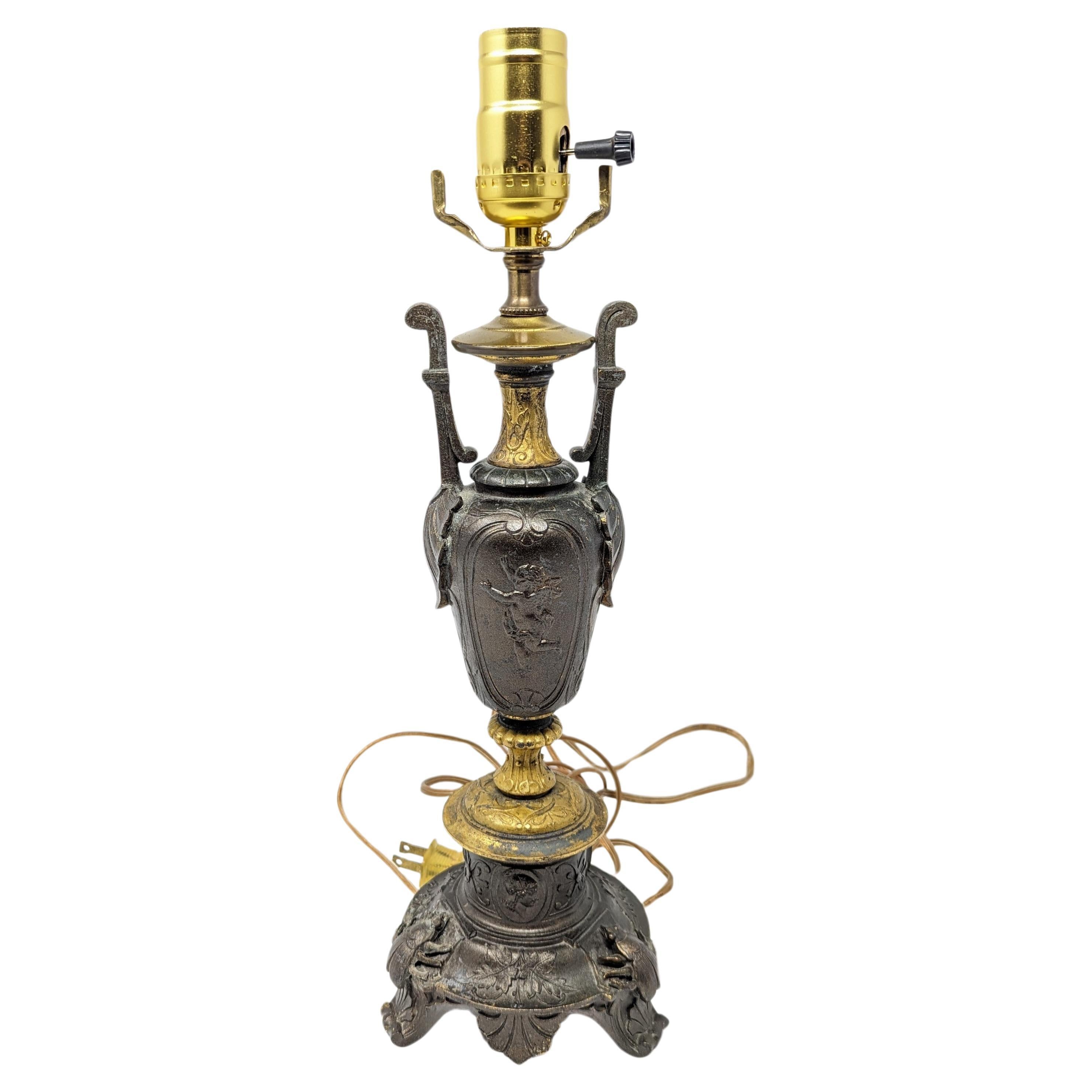 Antike Phillipe H. Mourey-Lampe, vergoldete Bronze, Französisch, signiert, Putten und Käfer im Angebot