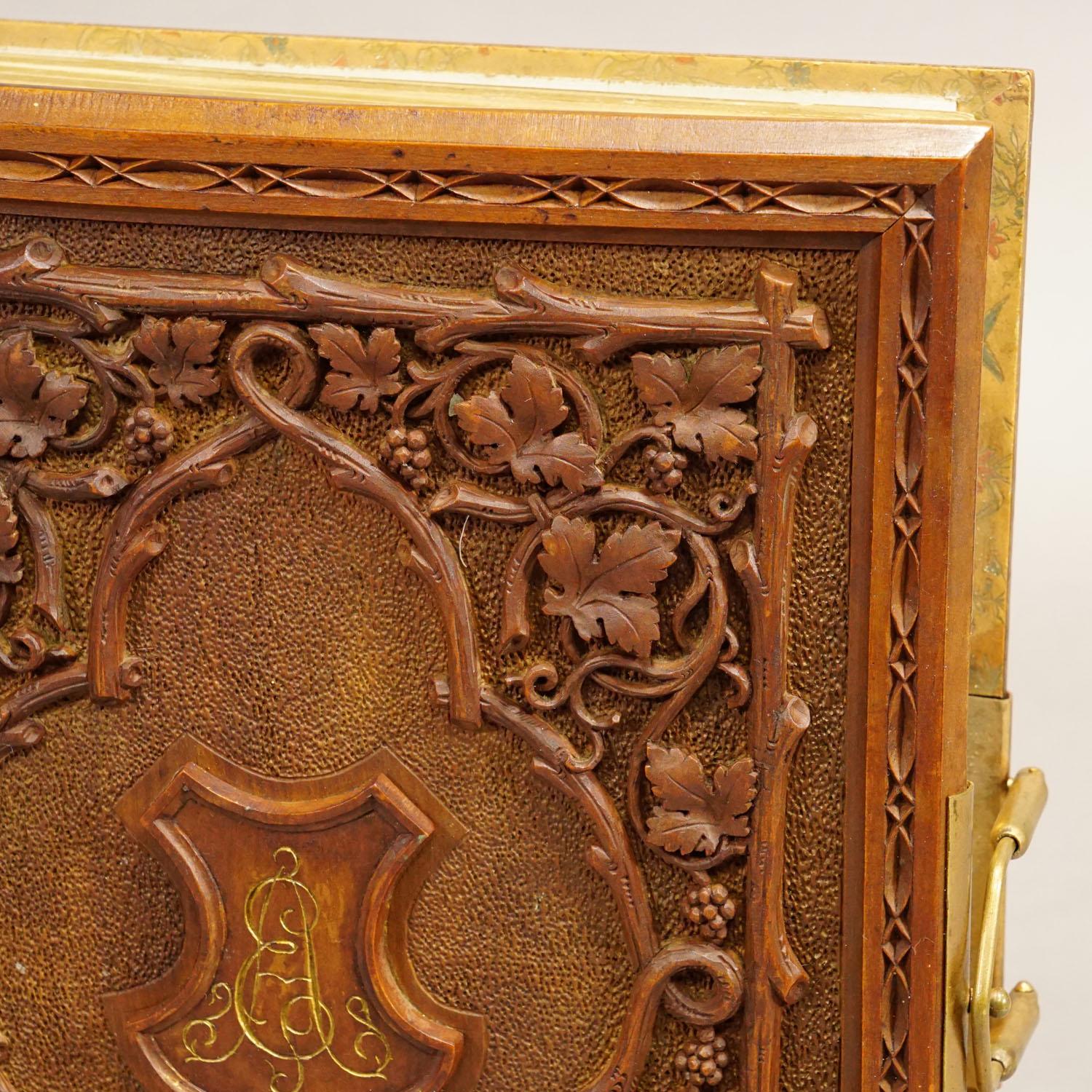 Black Forest Antique Photo Album with Wooden Carved Cover, Brienz ca. 1900 For Sale