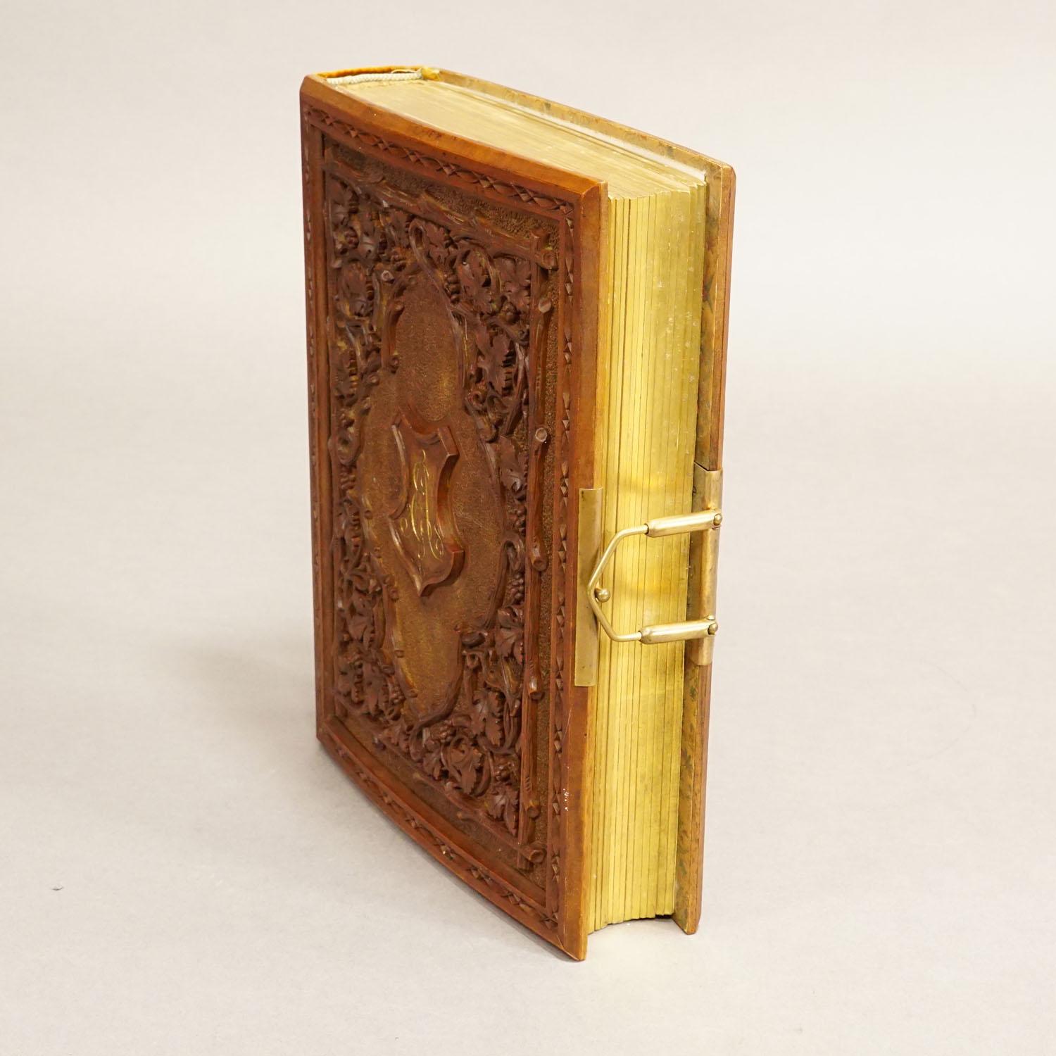 Antique Photo Album with Wooden Carved Cover, Brienz ca. 1900 In Good Condition For Sale In Berghuelen, DE