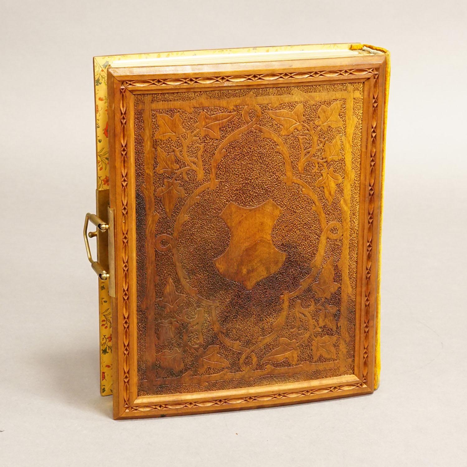 Antikes Foto album mit hölzernem, geschnitztem Deckel, Brienz, um 1900 im Zustand „Gut“ im Angebot in Berghuelen, DE