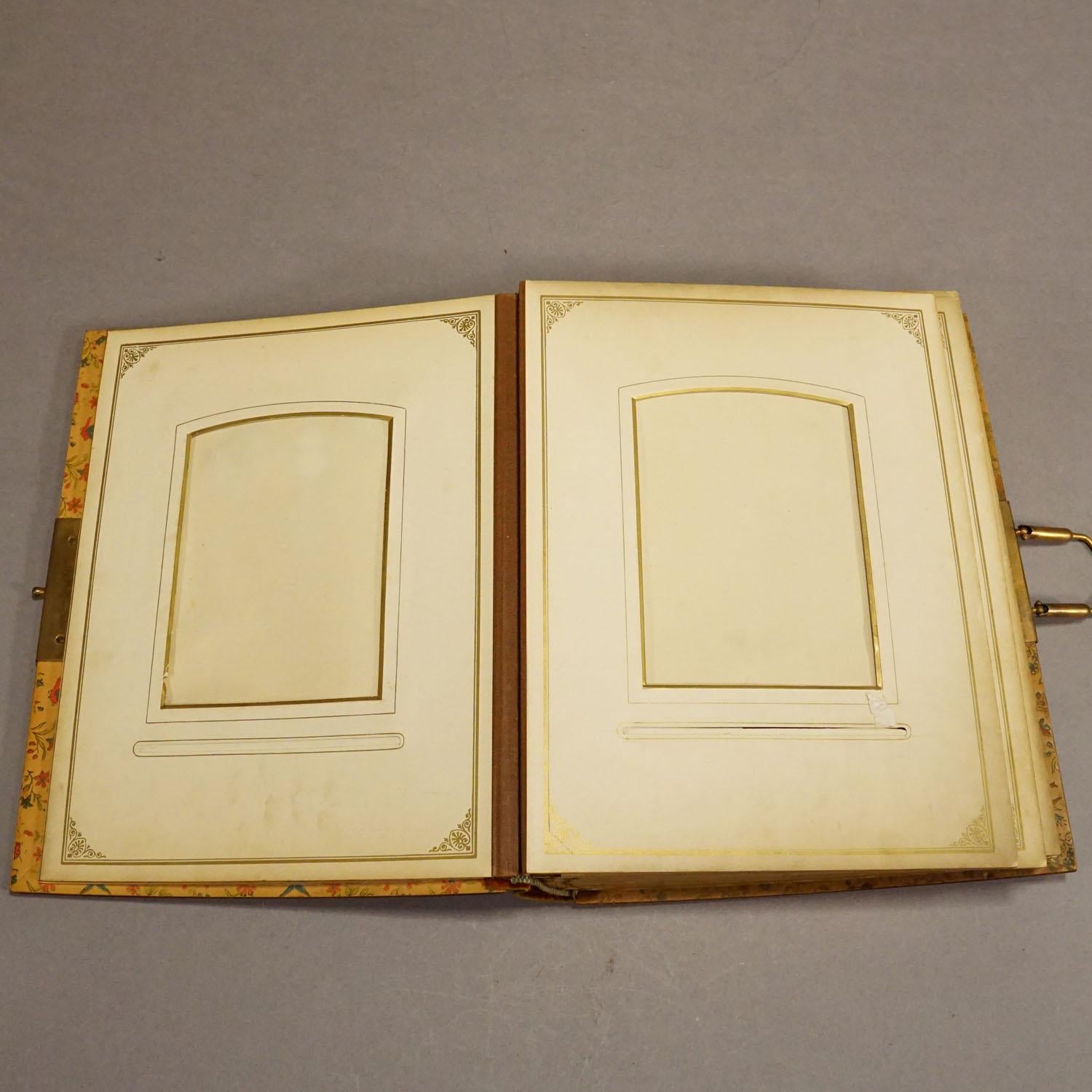 Antikes Foto album mit hölzernem, geschnitztem Deckel, Brienz, um 1900 (Holz) im Angebot
