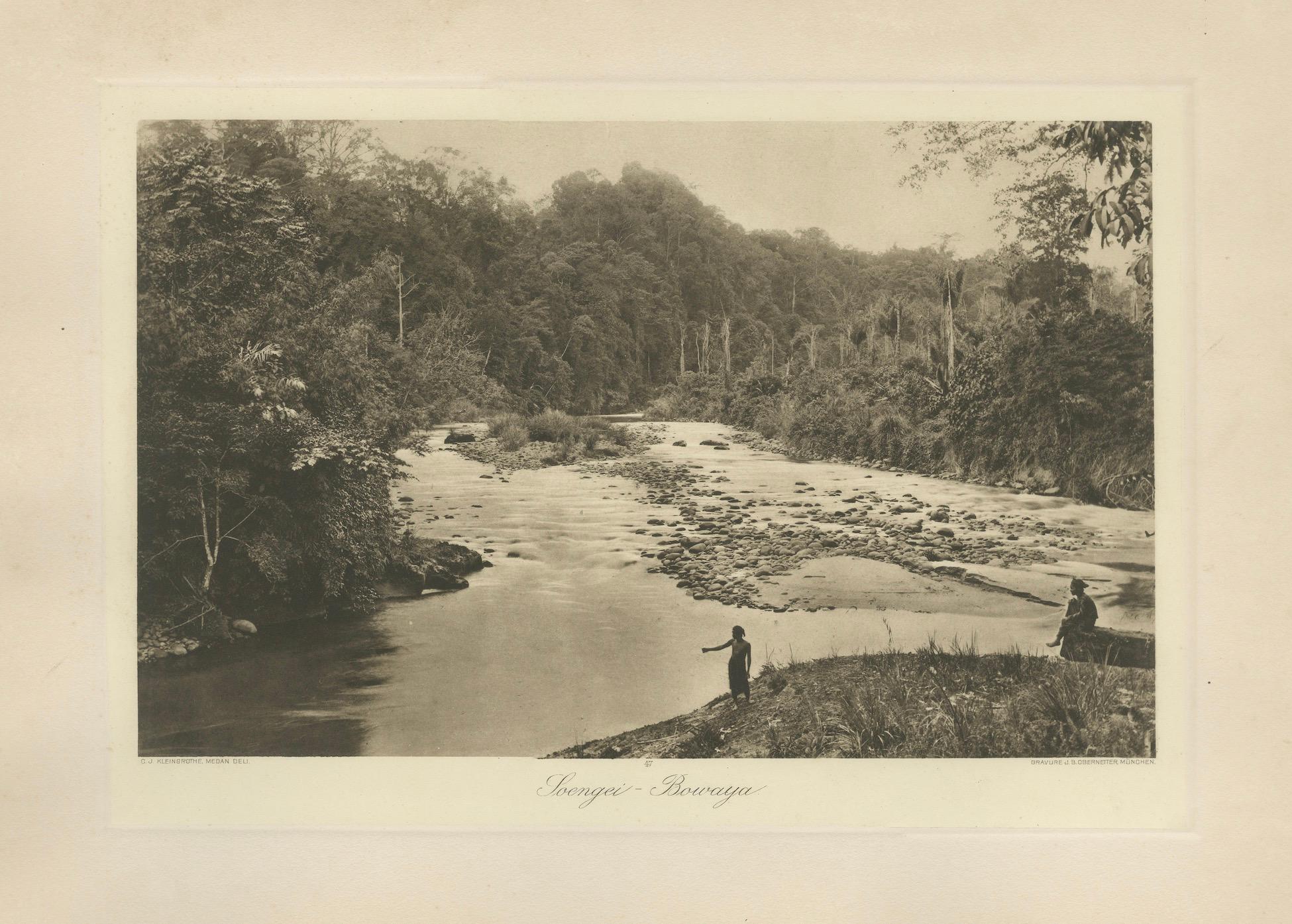 Gravure photographique ancienne de la rivière Soengei Boewaya, Sumatra par A.I.C. Kleingrothe, années 1890

Description :
Gravure photographique ancienne, saisissante et atmosphérique, de la rivière Soengei Boewaya à Sumatra, photographiée par