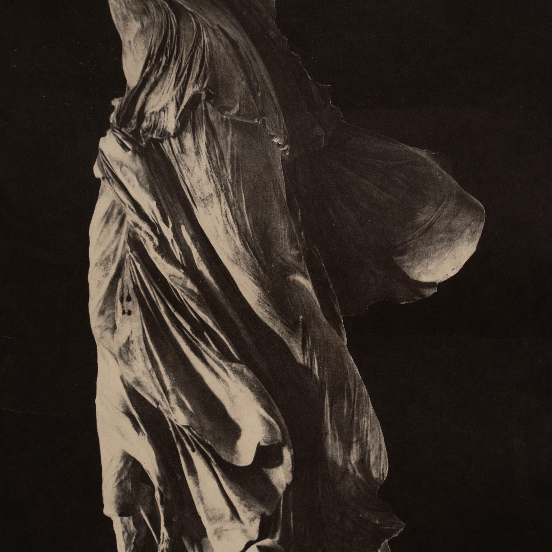 Antikes Foto „Victoria de Samotracia“ – Louvre-Ausgabe (Mitte des 20. Jahrhunderts) im Angebot