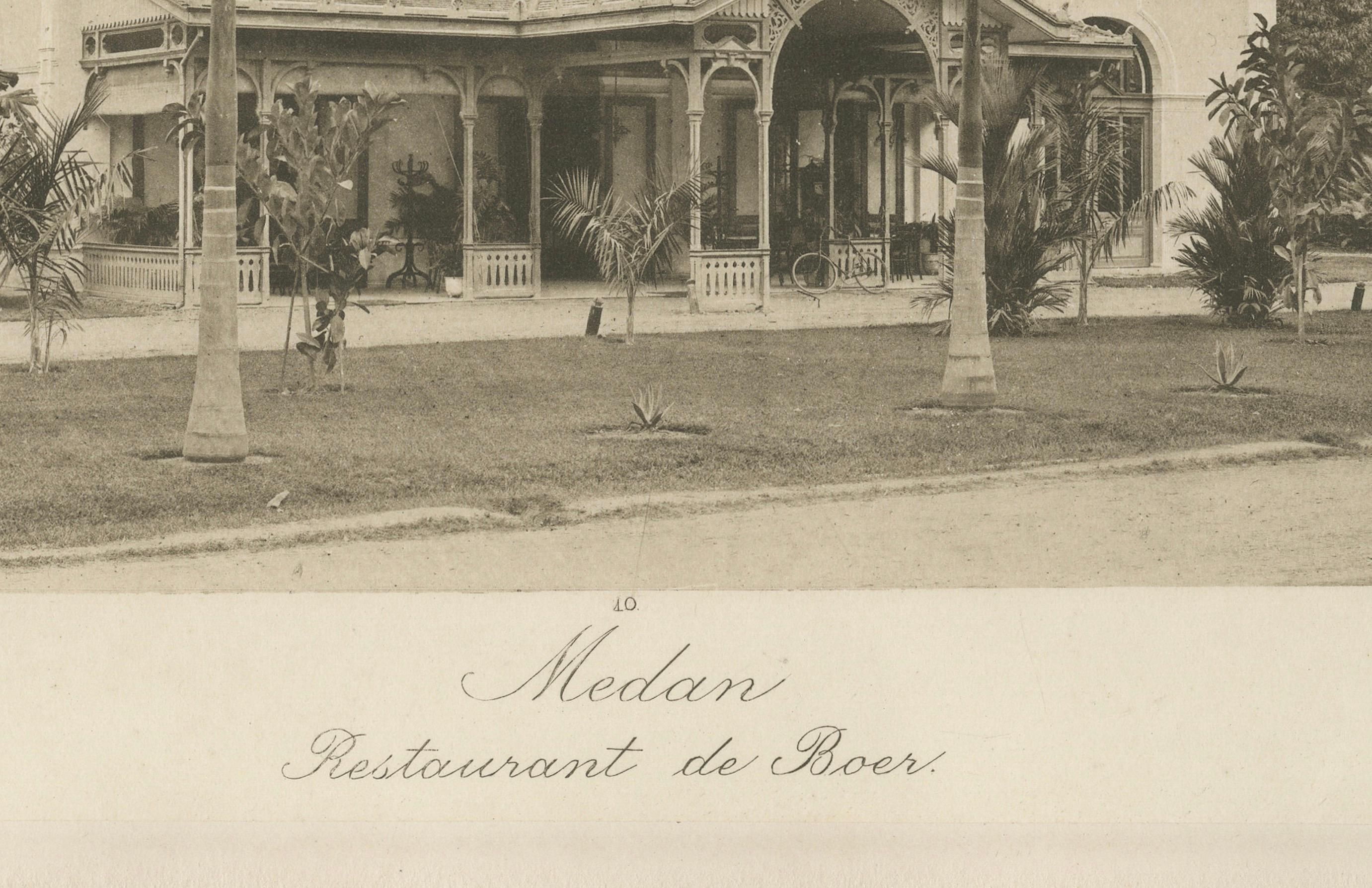 Photogravures anciennes du White Club de Medan et du Restaurant de Boer, Sumatra (c.1900)

Magnifique paire de photogravures originales du début du 20e siècle documentant la ville coloniale de Medan dans la région de Coloni à Sumatra (Indonésie),