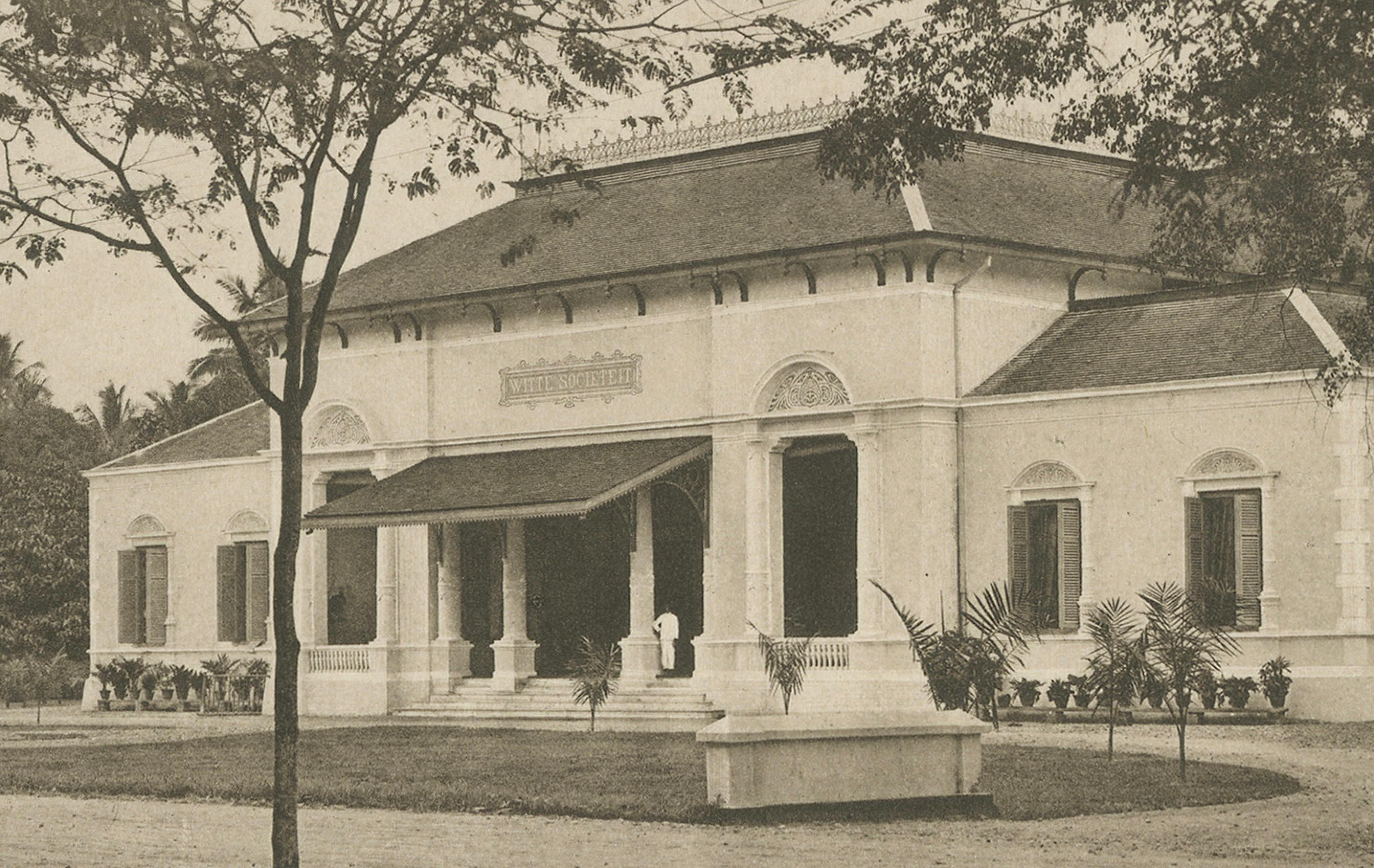 Photogravures anciennes du White Club de Medan et du Restaurant de Boer, Sumatra c.1900 Bon état - En vente à Langweer, NL