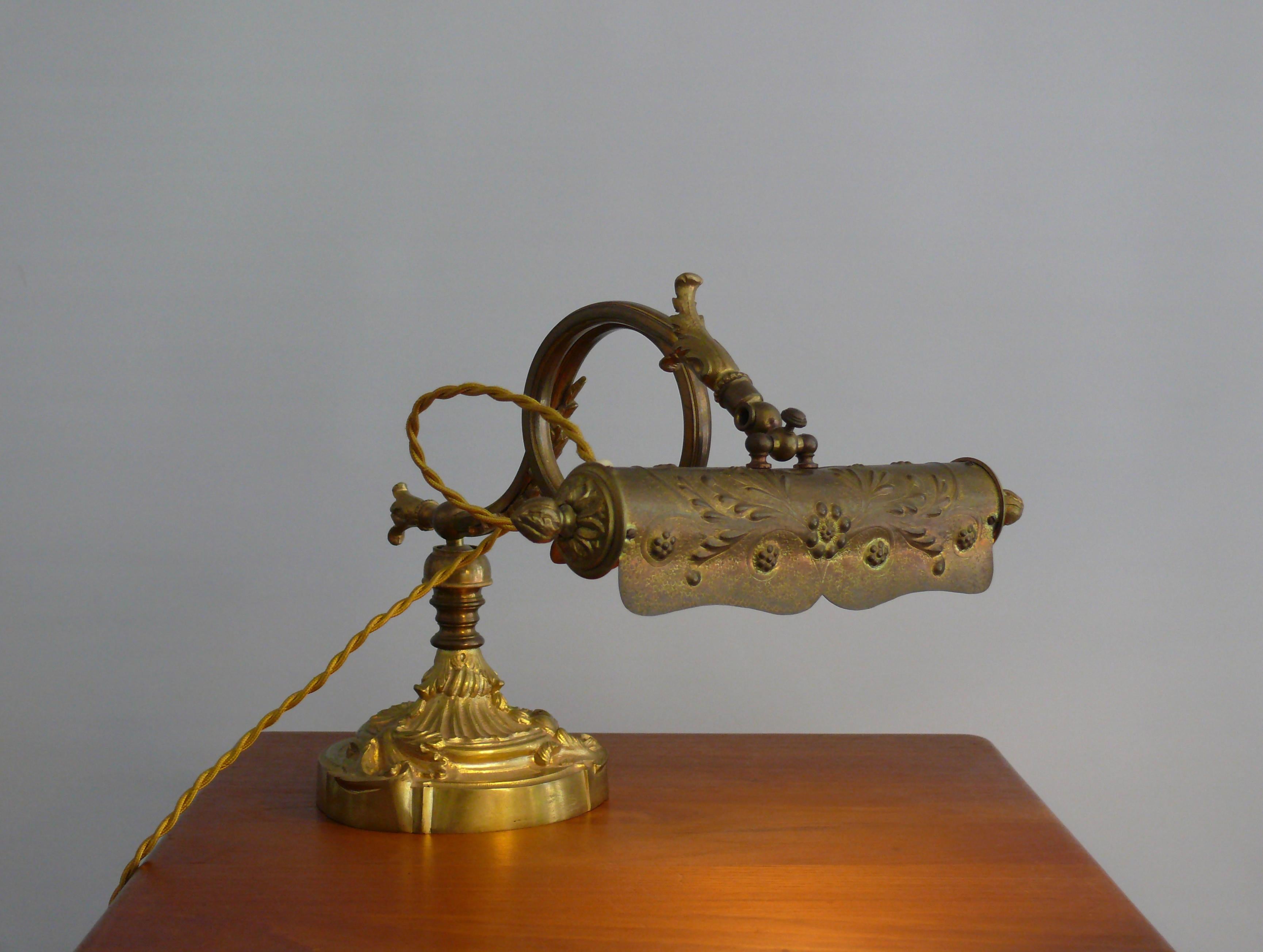 Lampe de piano unique en laiton moulé, France vers 1900. La lampe se caractérise par son design délicat décoré d'ornements en forme de feuilles. 

La lampe se compose d'une plaque de base en fonte sur laquelle est placée la lampe. Le bras de la