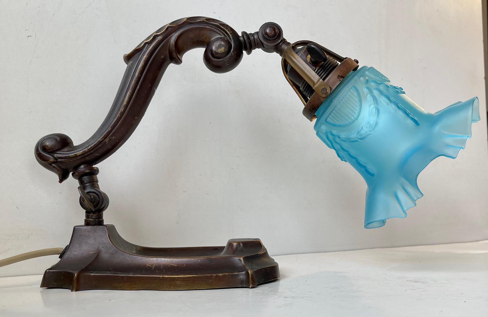 Début du 20ème siècle Lampe de piano ou de table d'antiquités en bronze et verre bleu, années 1920 en vente