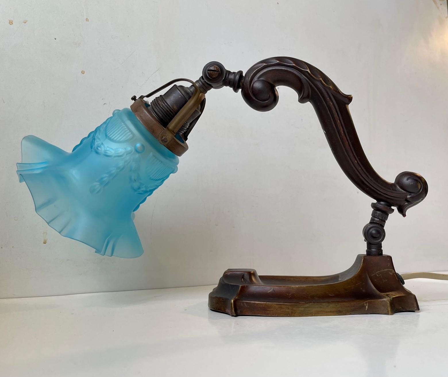 Bronze Lampe de piano ou de table d'antiquités en bronze et verre bleu, années 1920 en vente