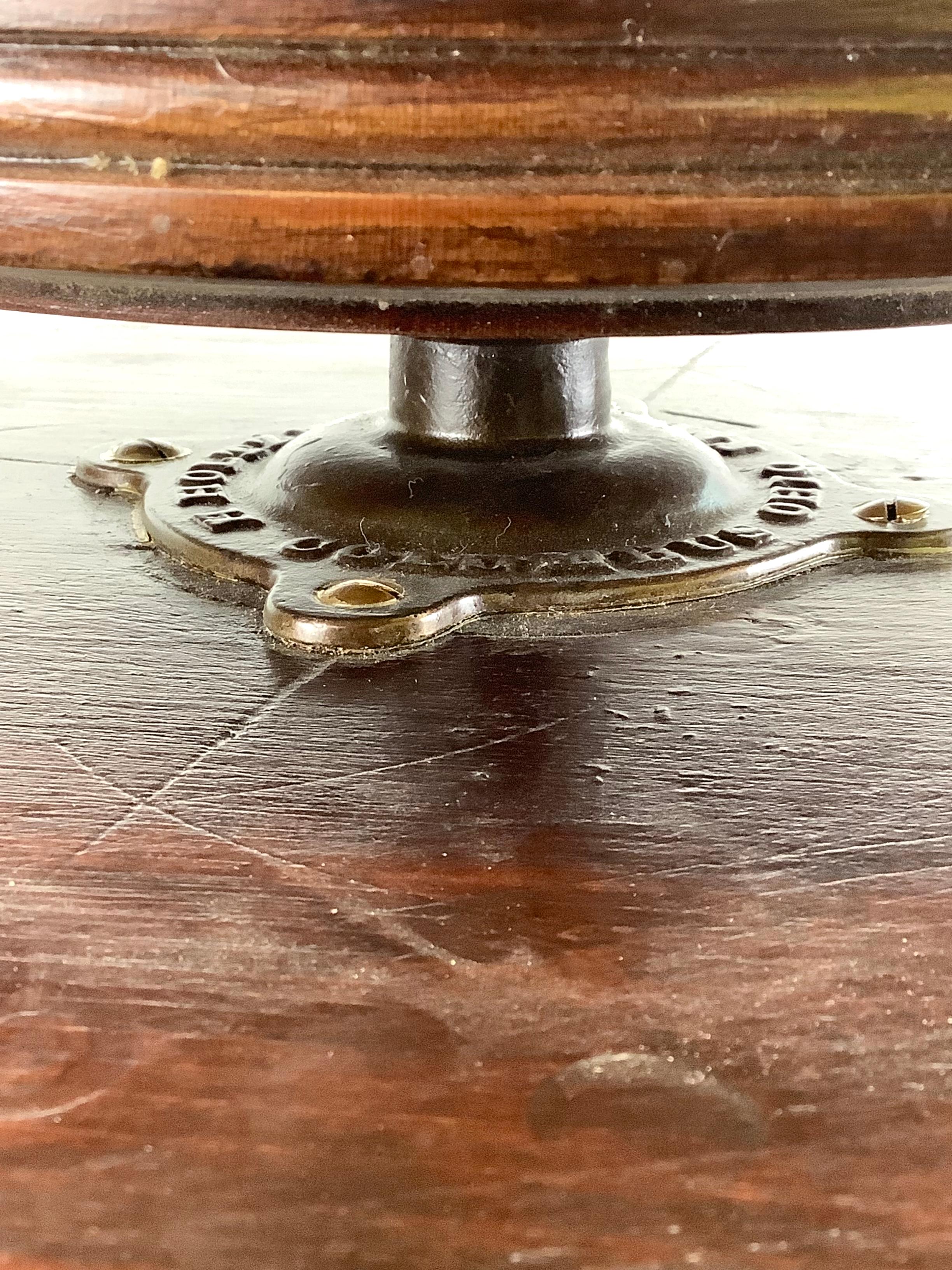 Sconosciuto Sgabello antico per pianoforte con piedi a sfera in vetro The Claw in vendita