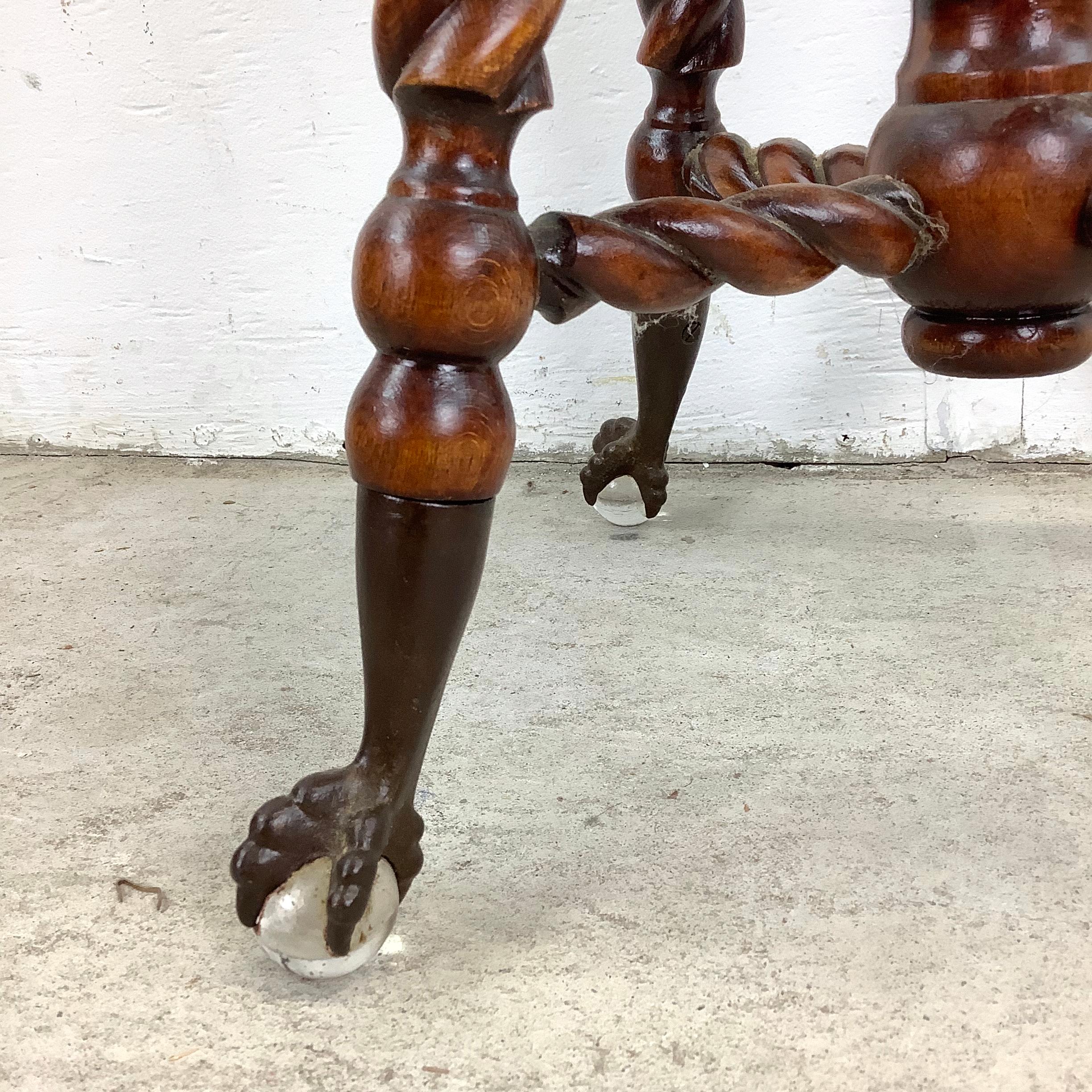 Vetro Sgabello antico per pianoforte con piedi a sfera in vetro The Claw in vendita