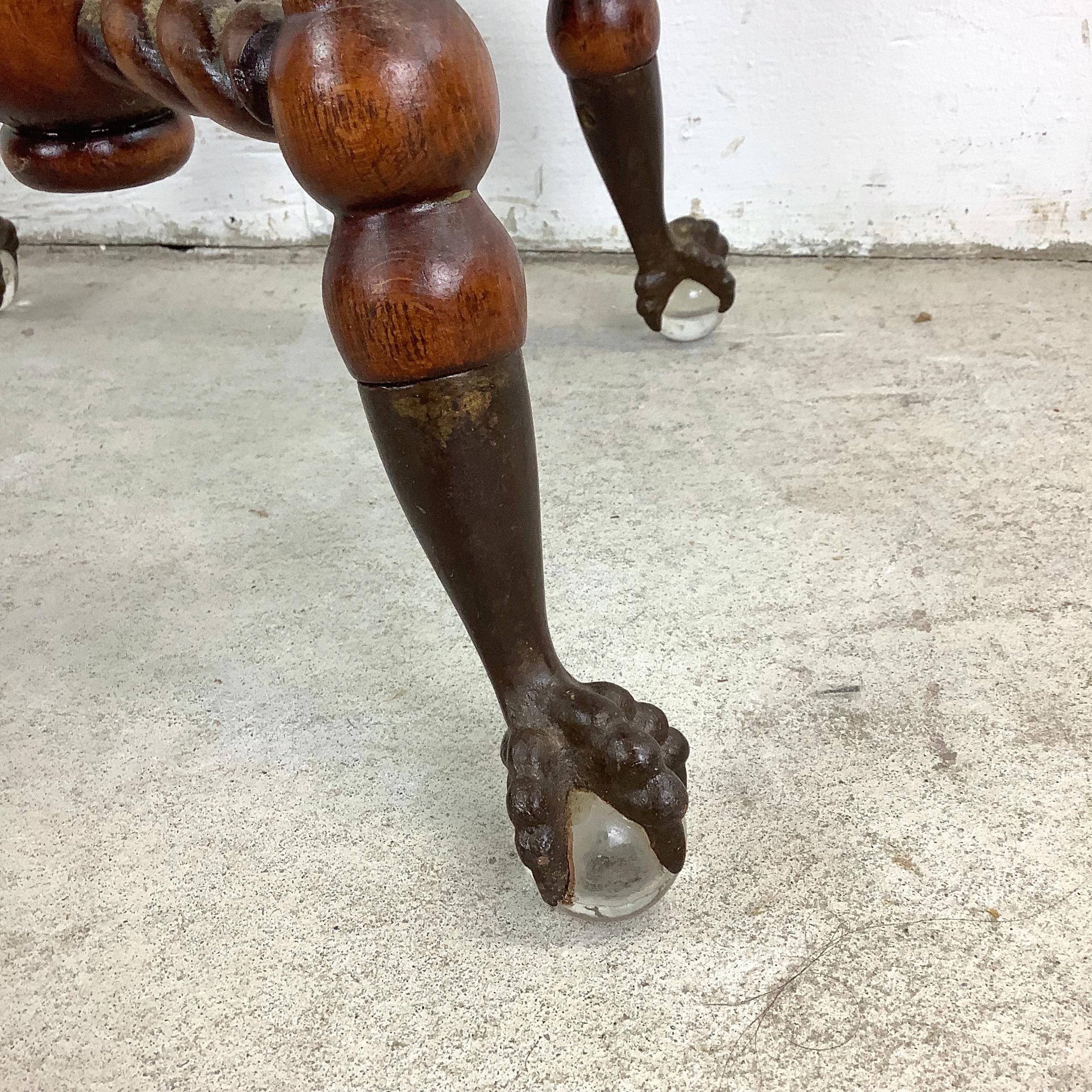Sgabello antico per pianoforte con piedi a sfera in vetro The Claw in vendita 1