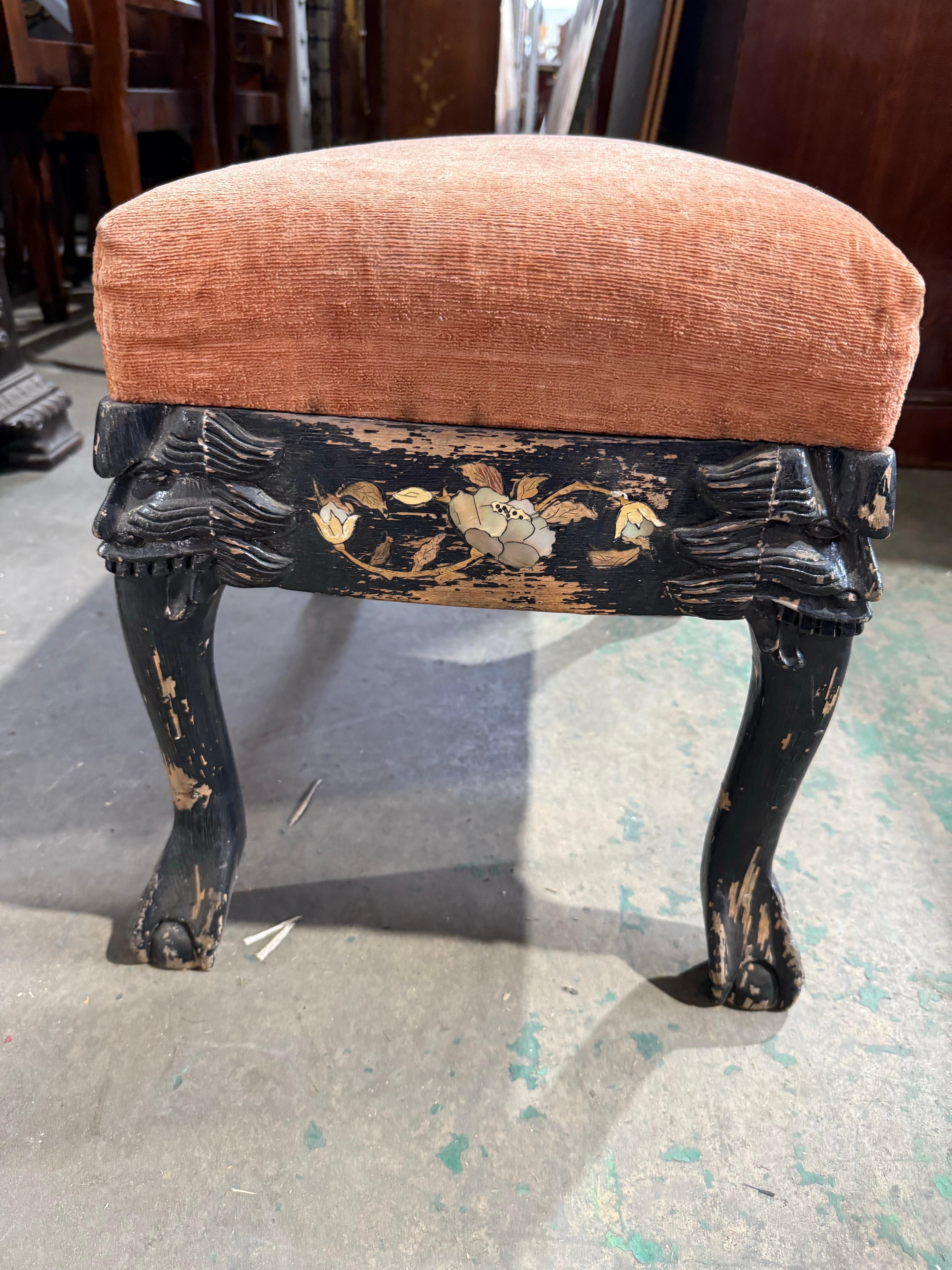 Sgabello antico per pianoforte con intarsio in madreperla e piedi ad artiglio In condizioni discrete in vendita a Southall, GB
