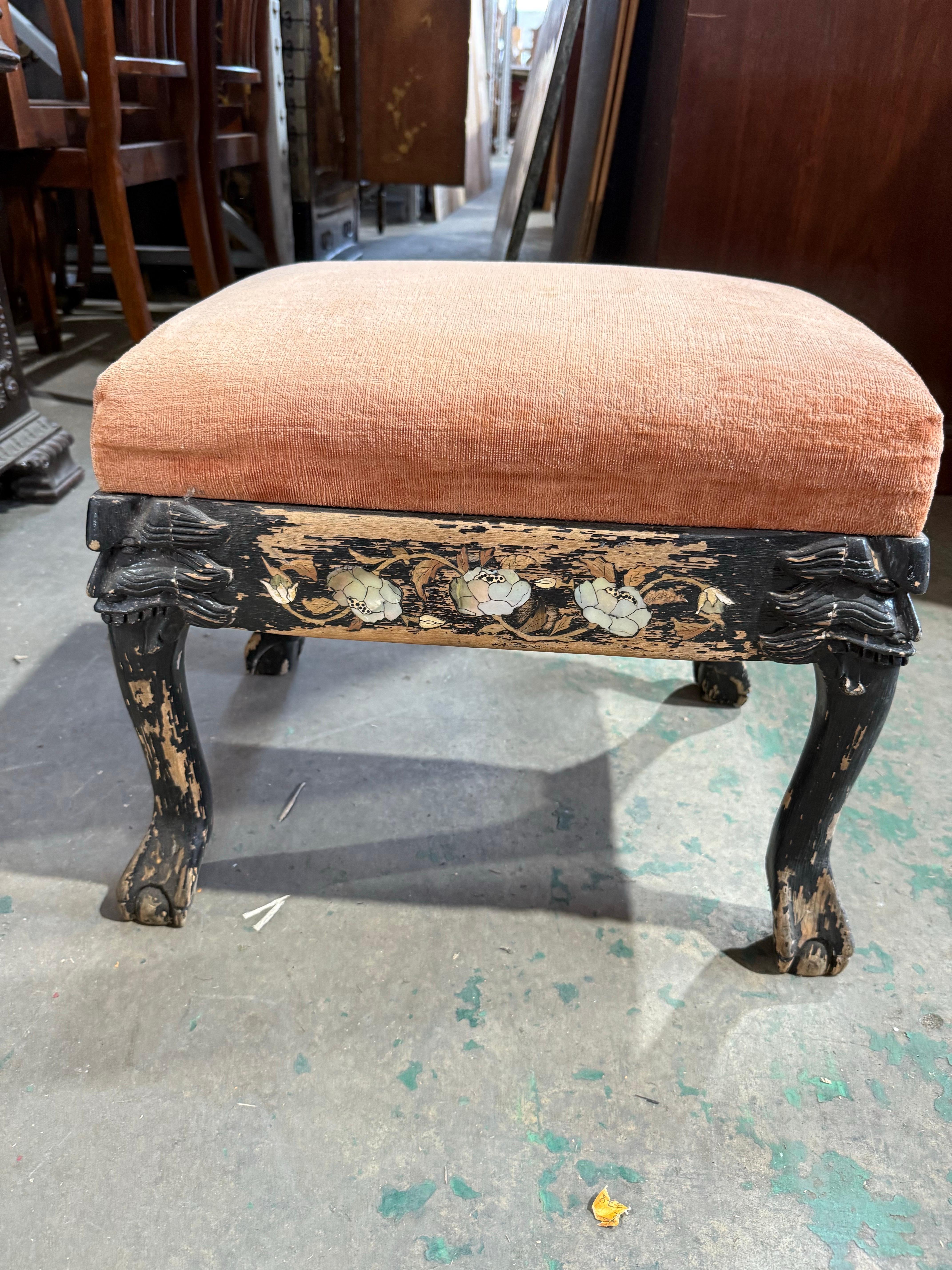 Madreperla Sgabello antico per pianoforte con intarsio in madreperla e piedi ad artiglio in vendita