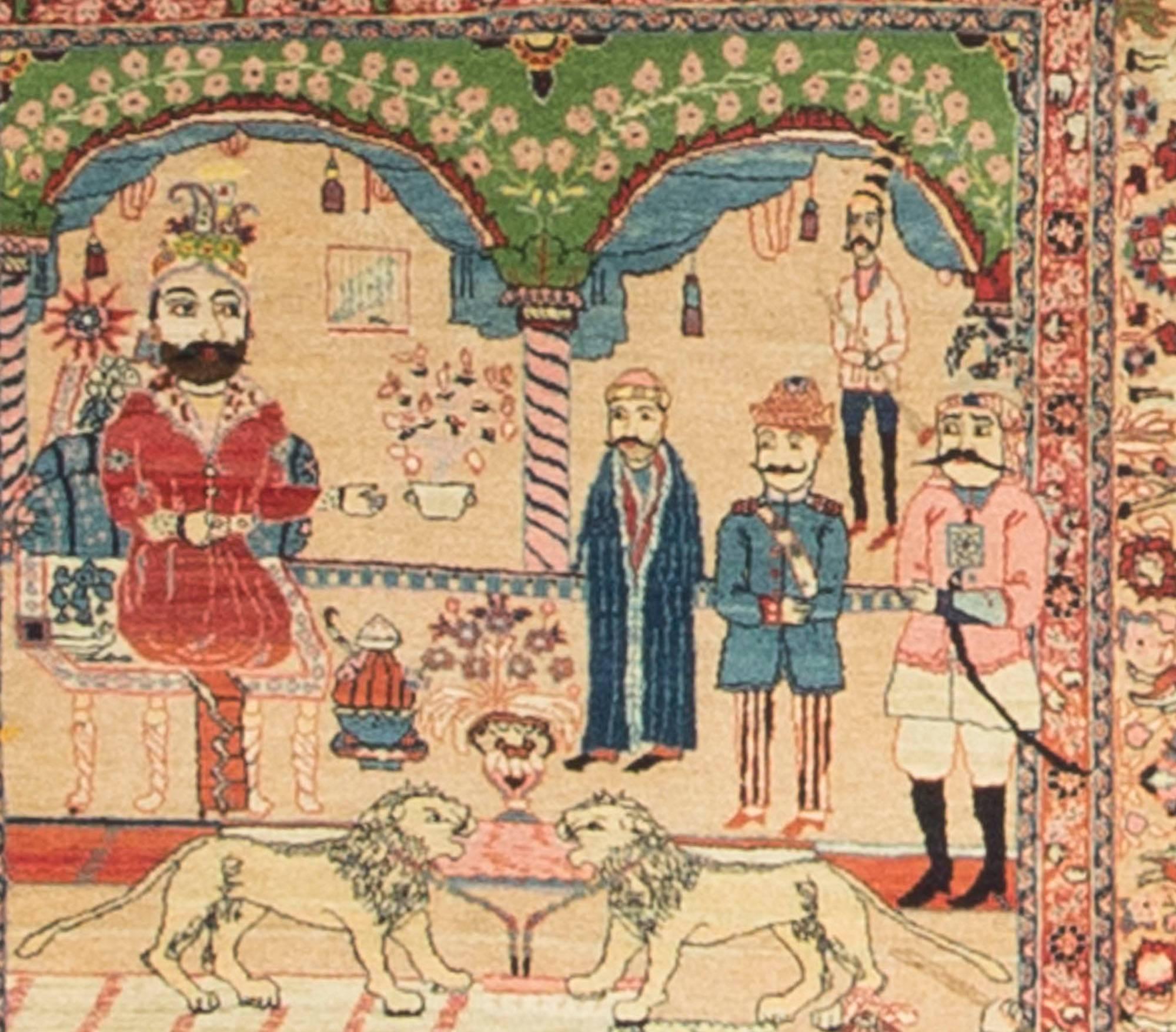 Antico tappeto Tabriz pittorico, circa 1880. Un pezzo meraviglioso e divertente, pieno di dettagli sorprendenti. Le figure principali al centro sono tessute con cura e i tratti del viso e dell'abbigliamento sono realizzati con grande maestria. Il