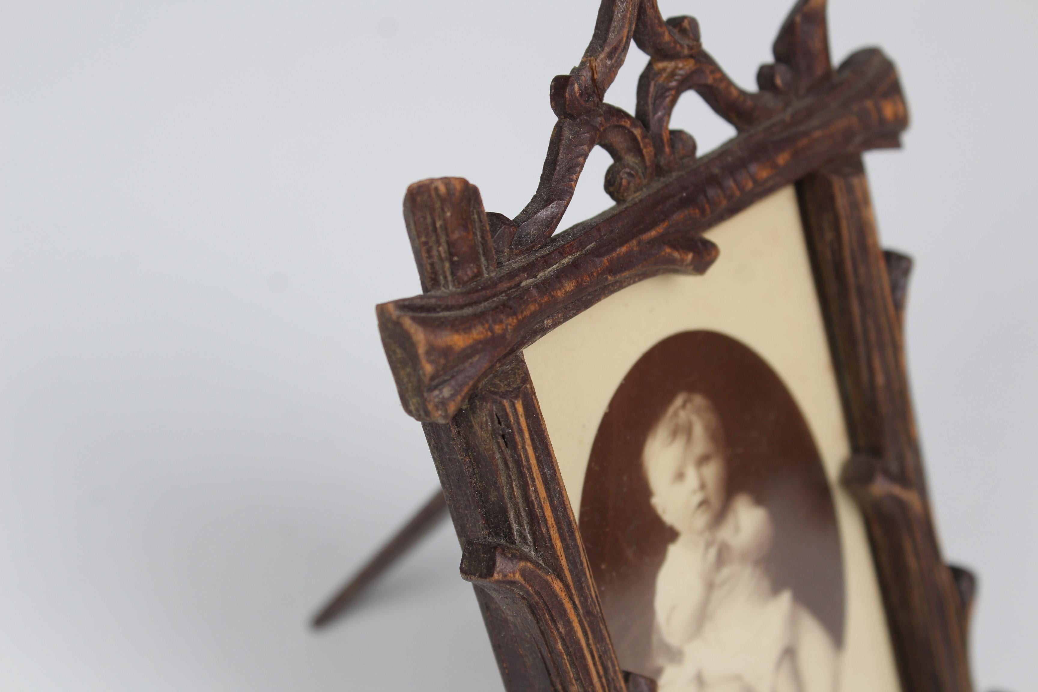 Beautiful antique picture frame.
France, around 1930.
Picture size: 5 x 8 cm.


