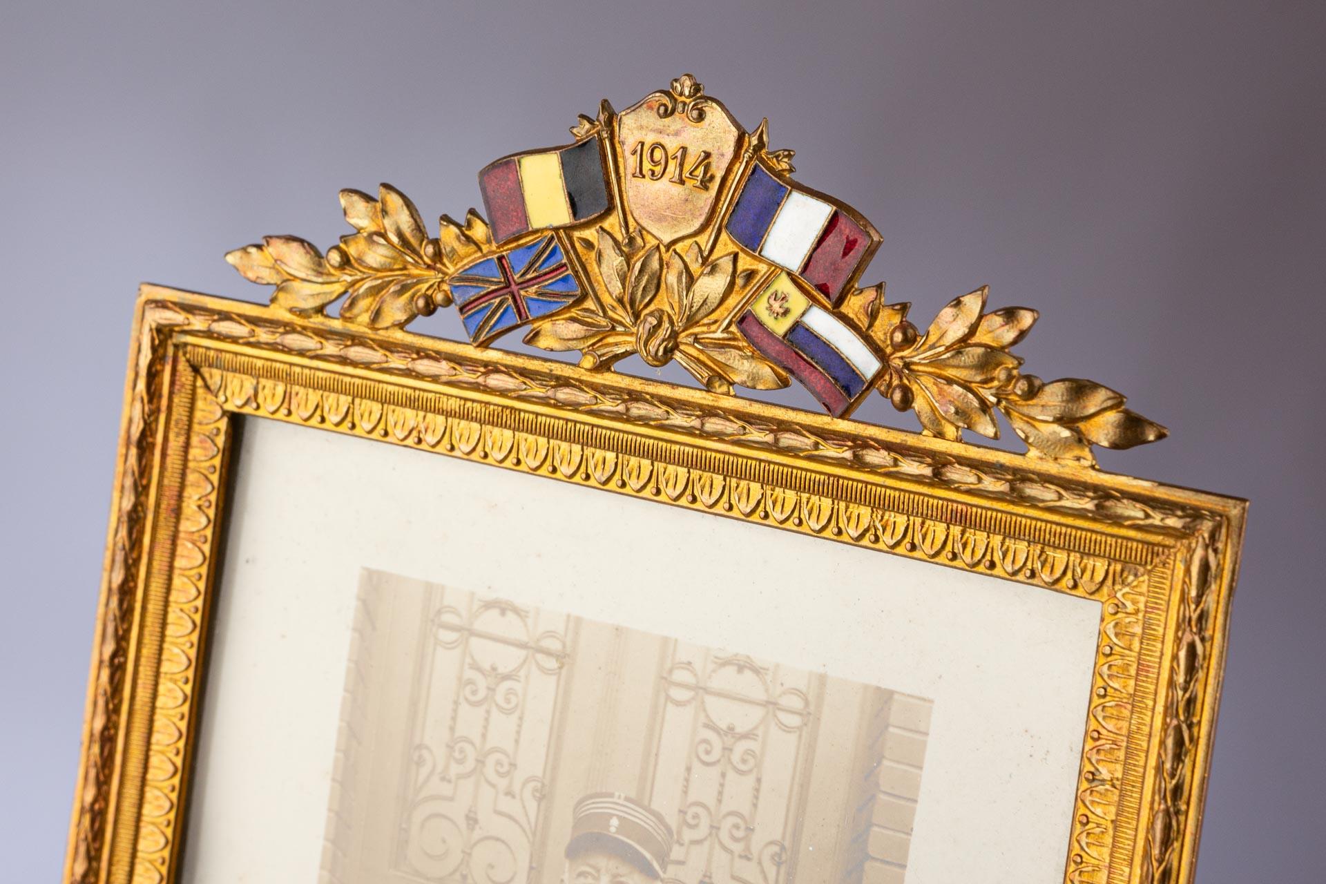 Maravilloso portarretratos de latón, Francia, 1914.
Banderas nacionales esmaltadas en la parte superior. 
Bélgica, Francia, Gran Bretaña y el Imperio Ruso y el año 1914.
Tamaño del cuadro: 8,5 cm x 13,5 cm.
Passpartout: 5,5 cm x 11 cm.

