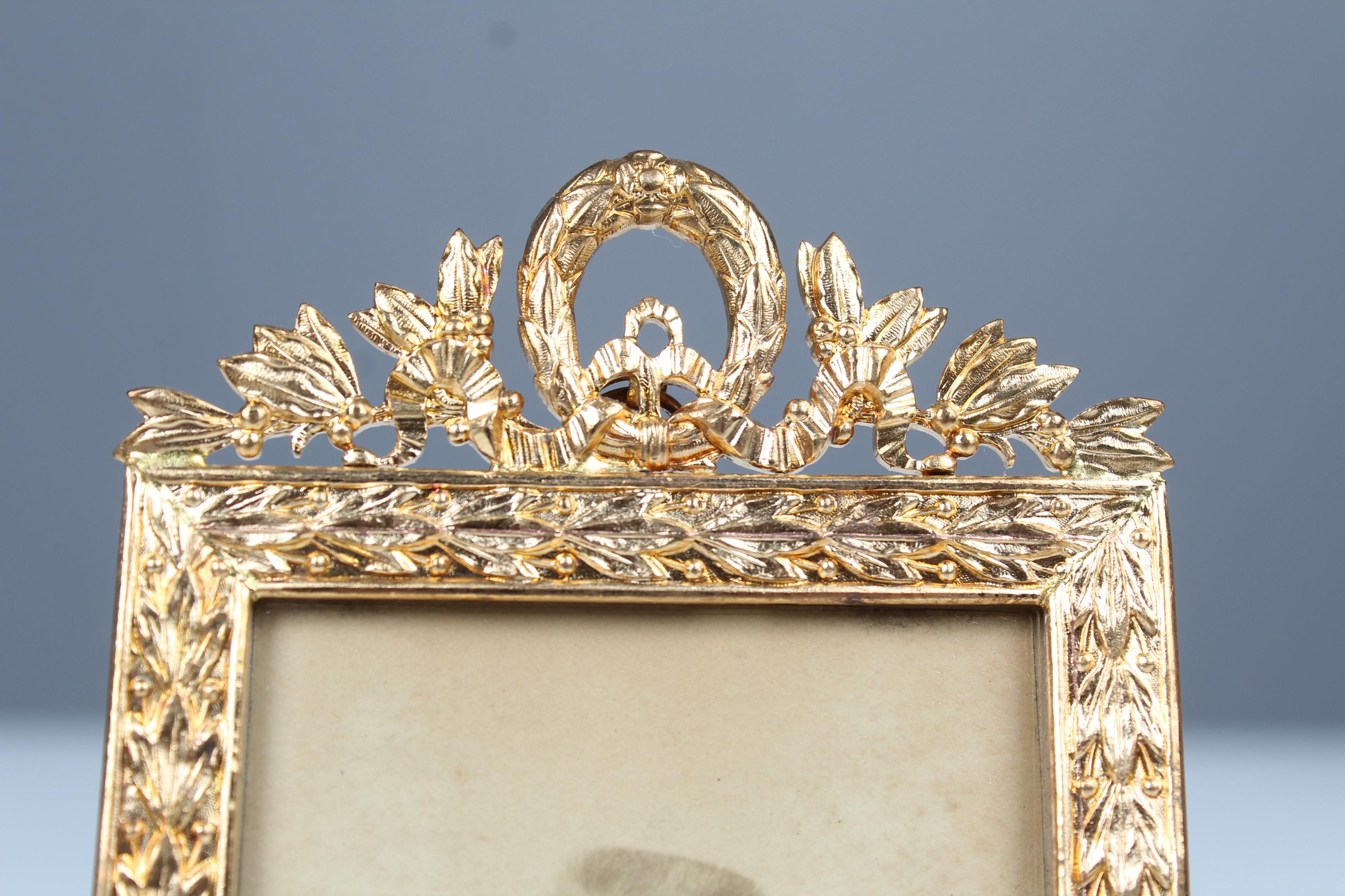 Beautiful antique picture frame.
France, Late 19th Century.
Picture size: 5,5 x 9 cm.


