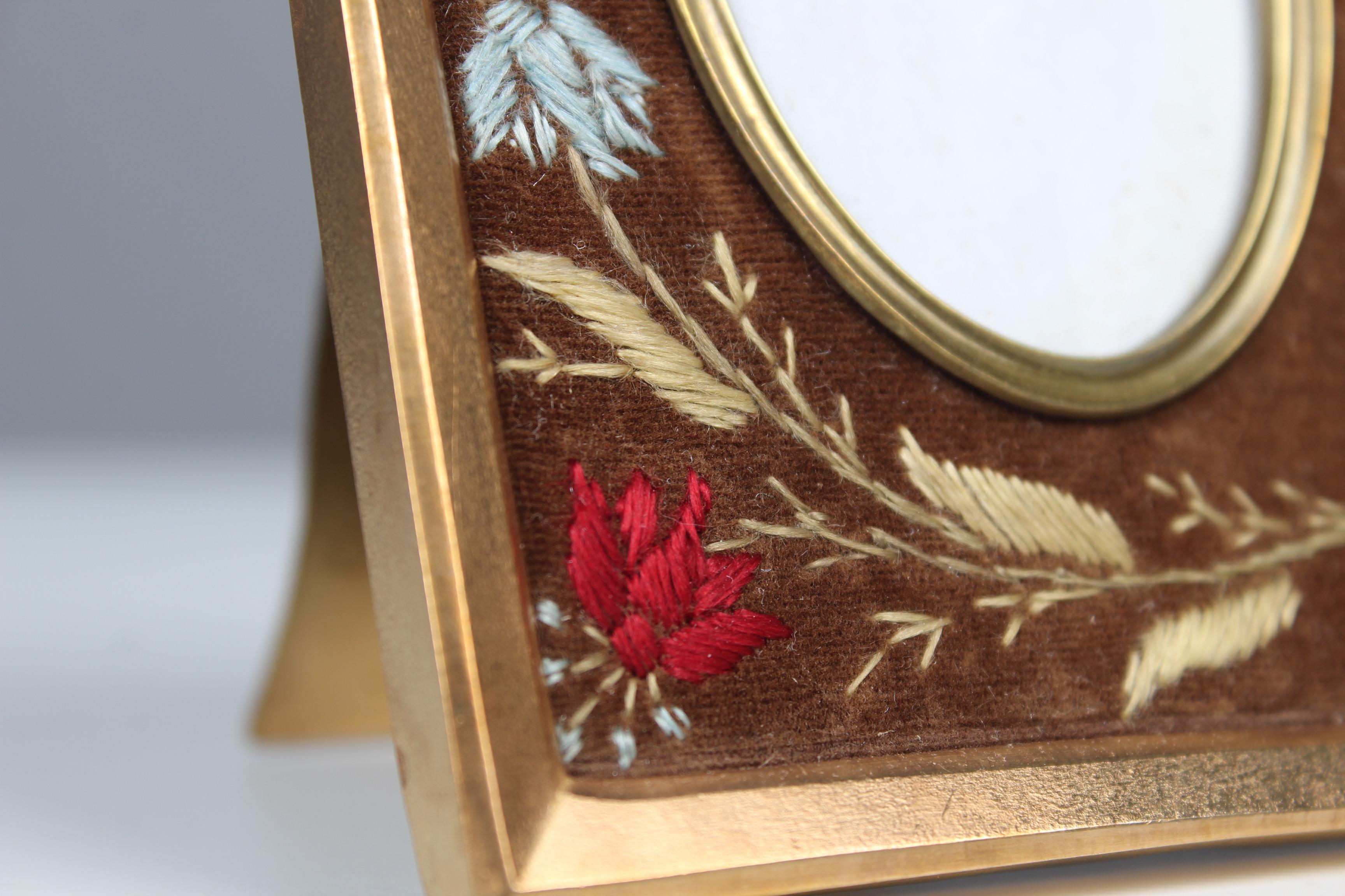 Antique Picture Frame, Brass With Embroided Fabric, 5 x 8 cm In Good Condition For Sale In Greven, DE