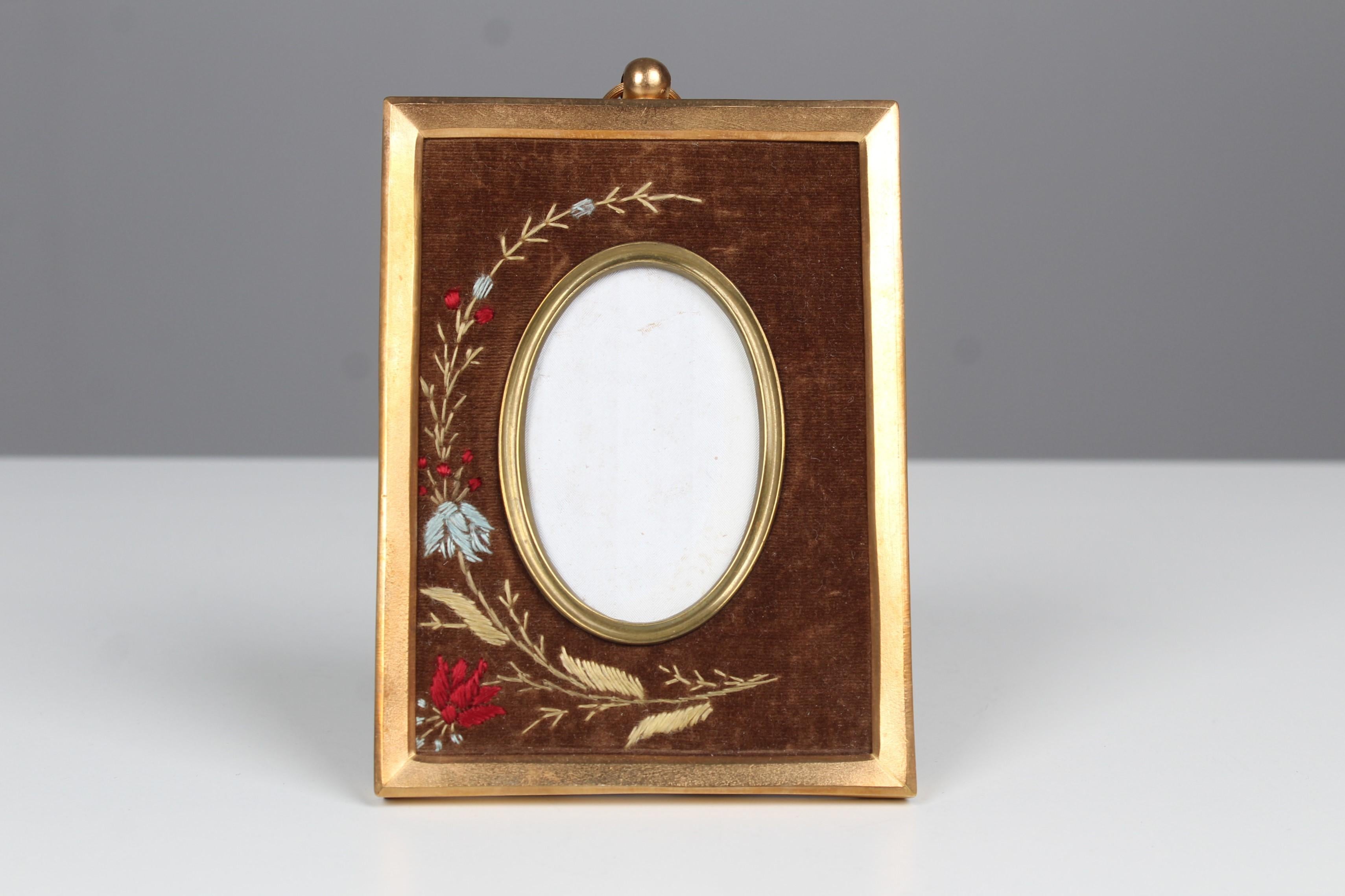 XX secolo Cornice antica, ottone con tessuto ricamato, 5 x 8 cm