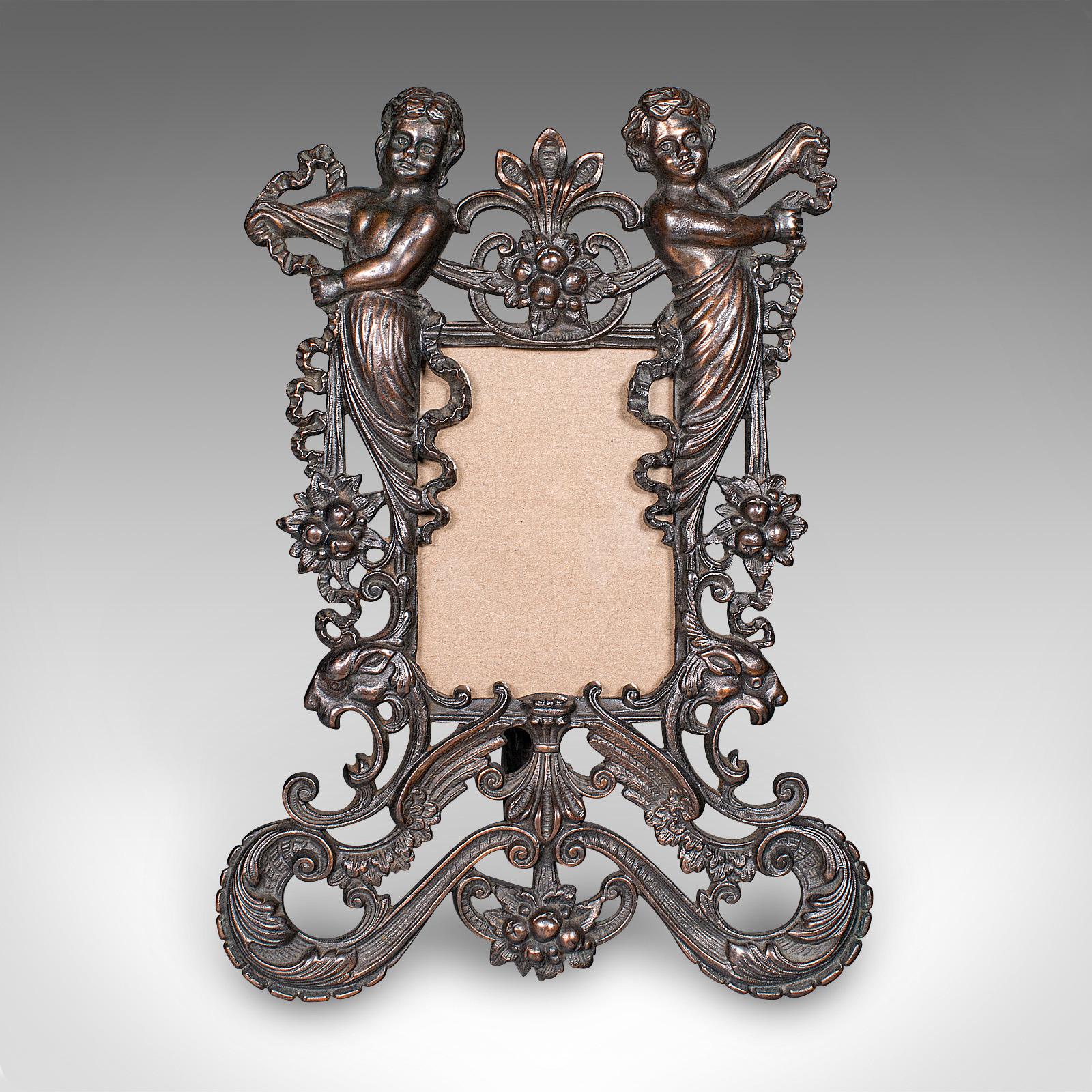 Il s'agit d'un cadre photo ancien. Porte-photos en métal moulé de style Art Nouveau, datant de la fin de la période victorienne, vers 1900. Elegantly detailed and beautifully presented - a fine way to display treasking portraits.

Construction en