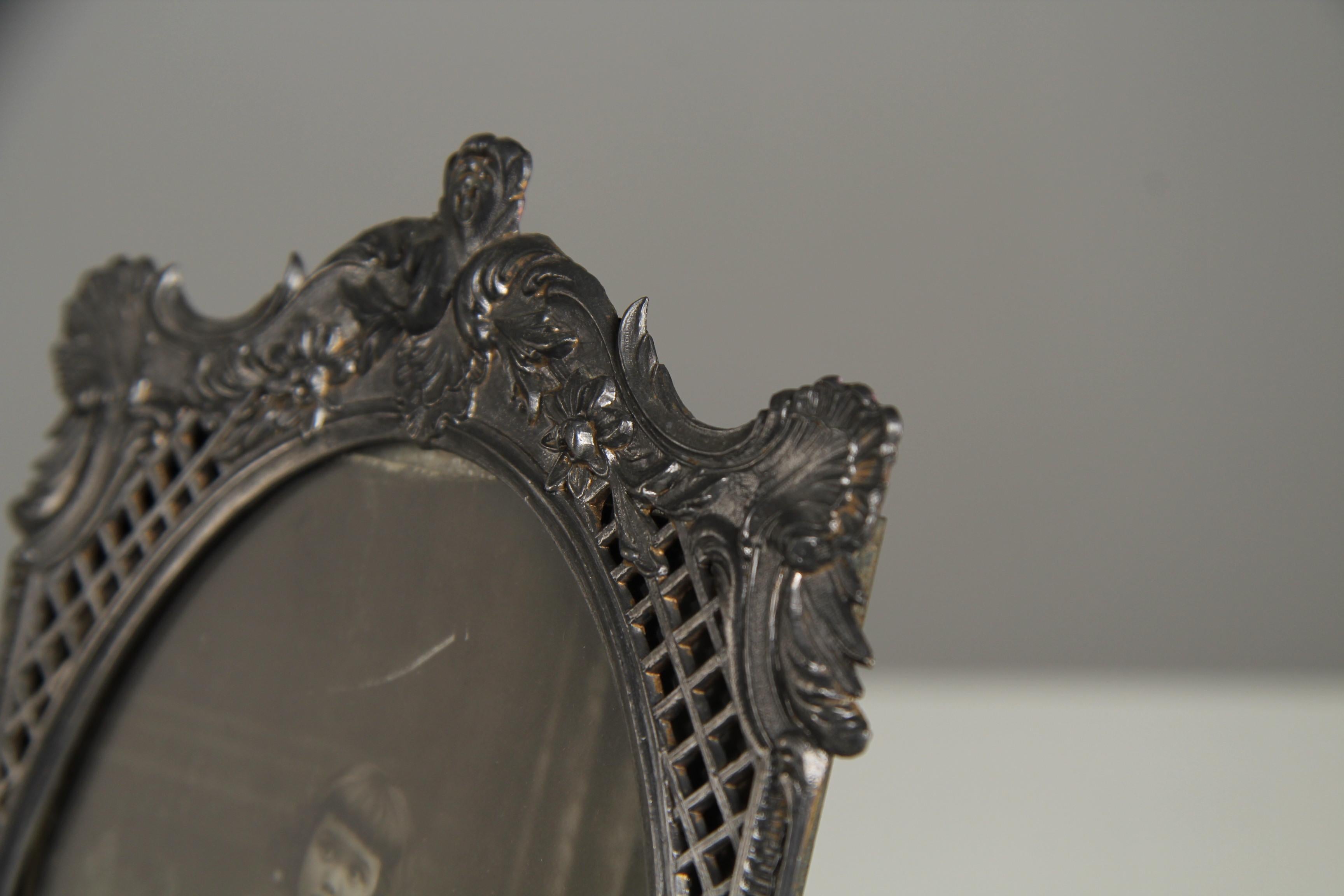 Beautiful antique picture frame from France, around 1910, Art Nouveau.
Zinc Casting.
Picture size: 10 x 13 cm.


