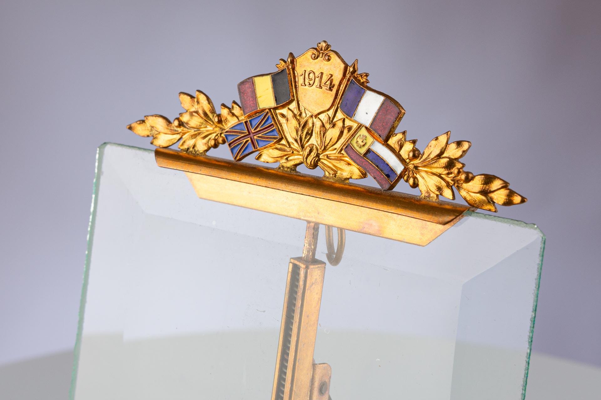 Maravilloso portarretratos de latón, Francia, 1914.
Banderas nacionales esmaltadas en la parte superior. 
Bélgica, Francia, Gran Bretaña y el Imperio Ruso y el año 1914.
Tamaño del cuadro: 10 cm x 13 cm.

