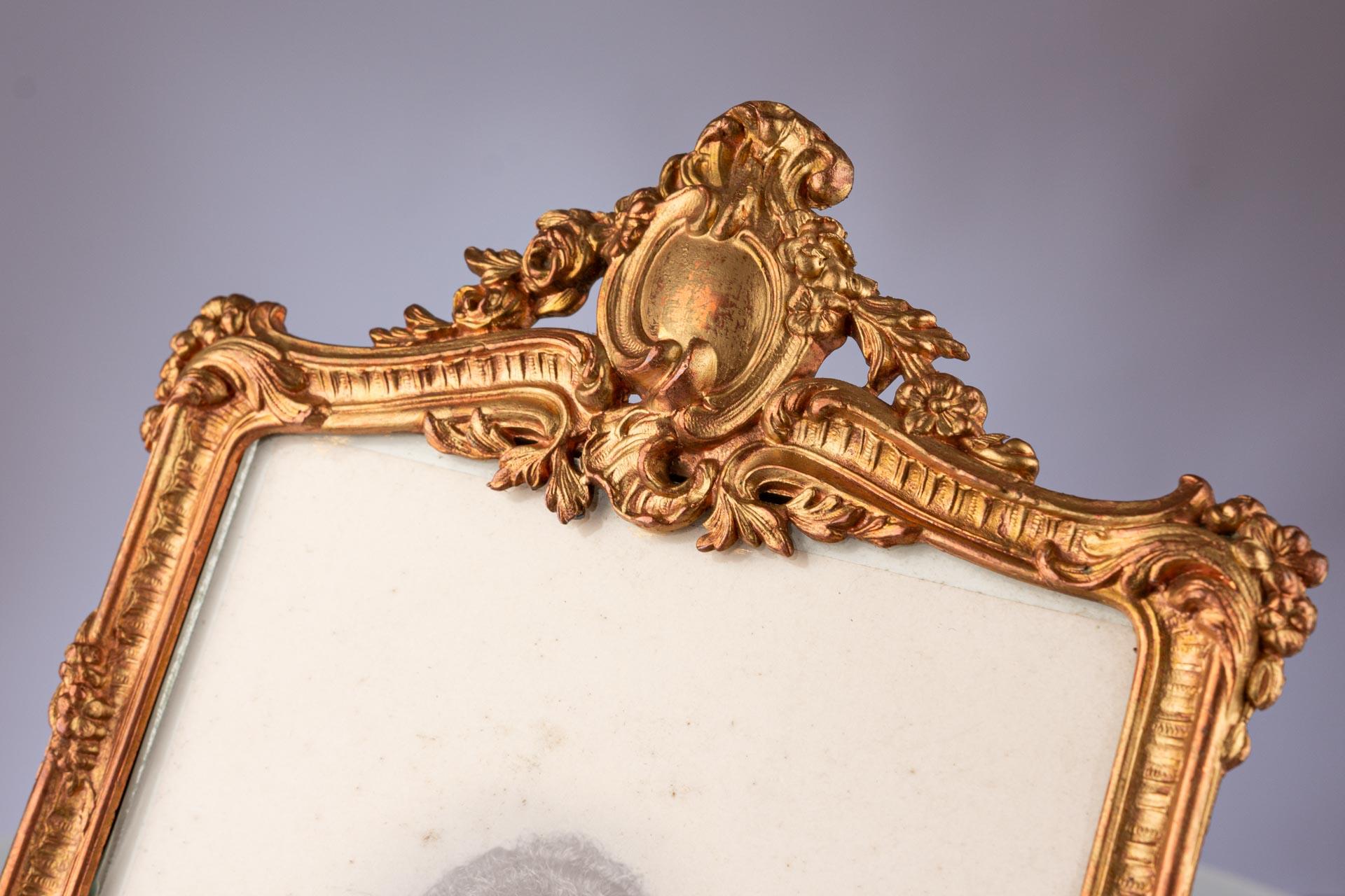 Beautiful brass picture frame, France, circa 1860.
Picture size: 10 cm x 14 cm.

