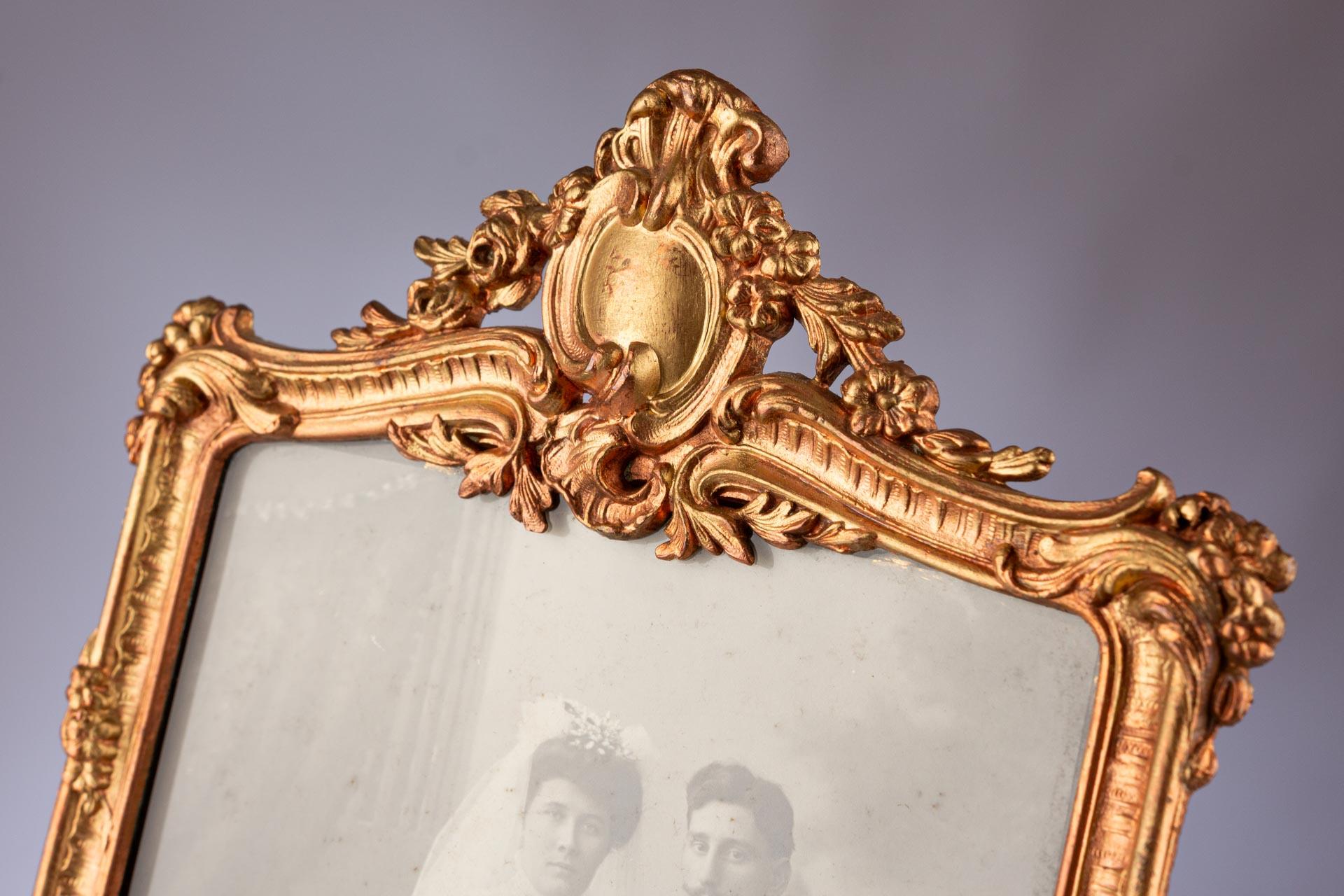 Beautiful brass picture frame, France, circa 1860.
Picture size: 10 cm x 14 cm.

