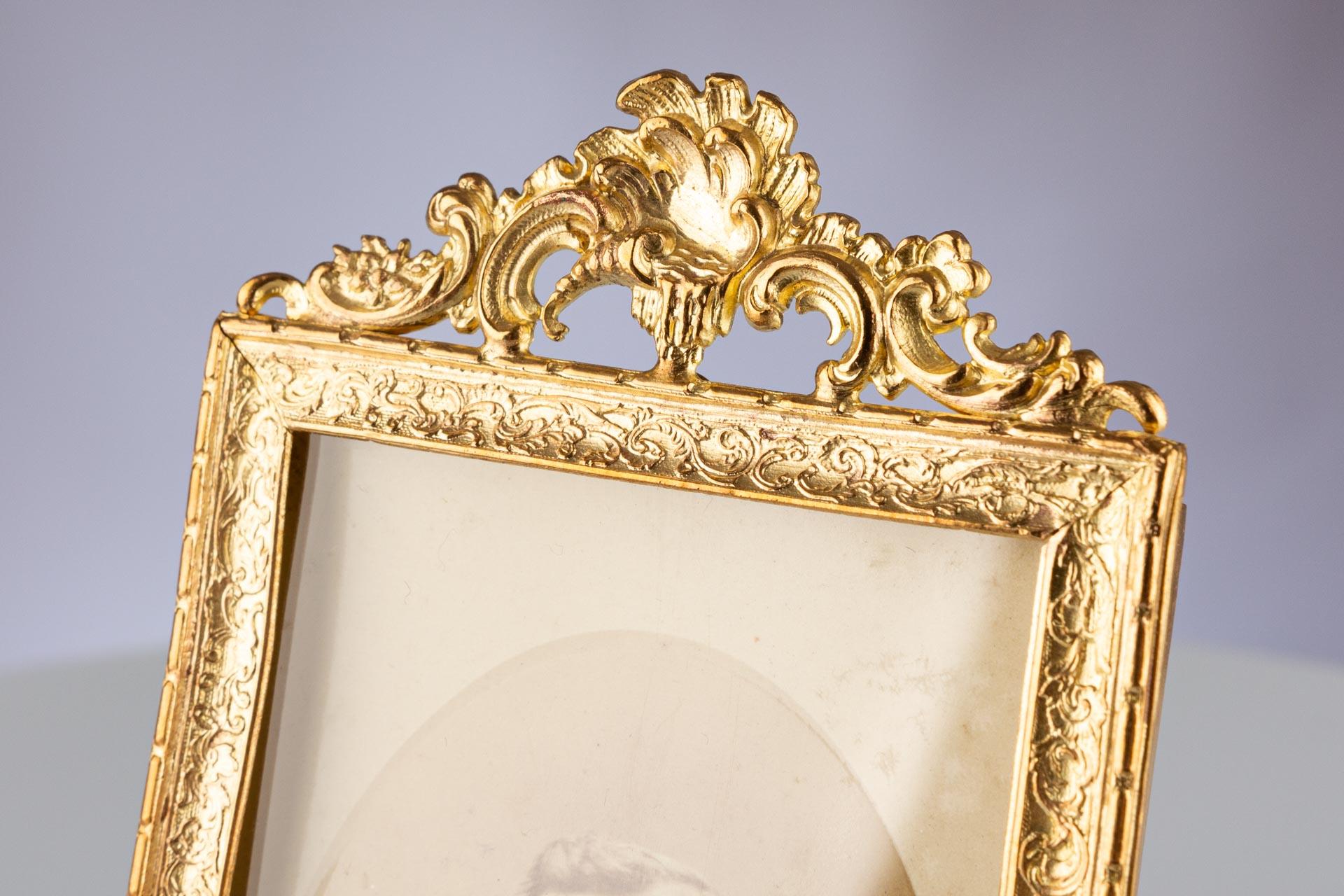 Wonderful brass picture frame, France, circa 1880.
Picture size: 5,5 cm x 9,5 cm.

French picture frames from the Neoclassicism era are an expression of an epoch that was known for its decorative wealth and appreciation of art and craftsmanship.