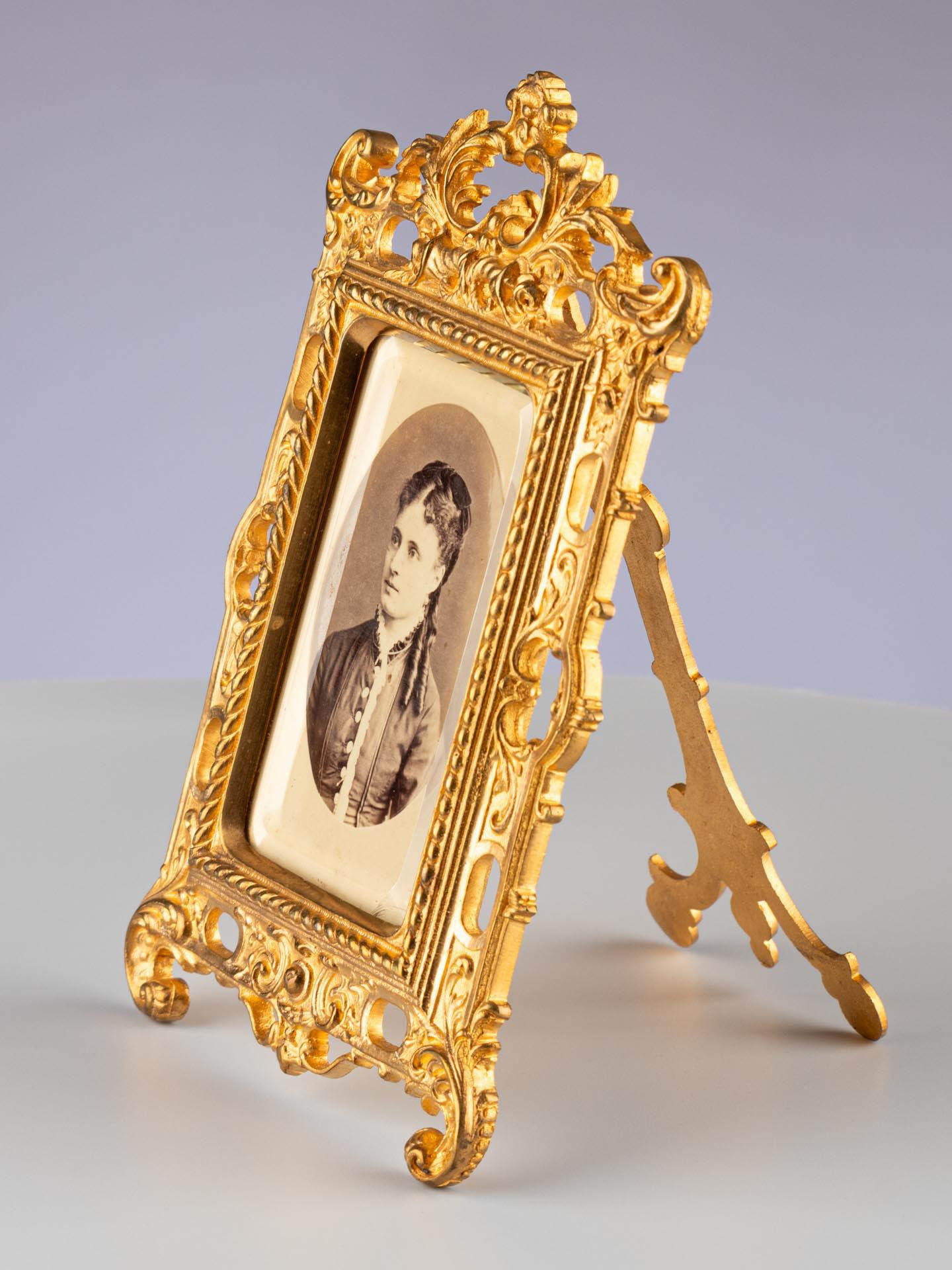 Magnifique cadre en laiton, France, vers 1900.
Taille de l'image : 5,5 cm x 8,5 cm.

Les cadres français de l'époque du néoclassicisme sont l'expression d'une époque connue pour sa richesse décorative et son appréciation de l'art et de l'artisanat.