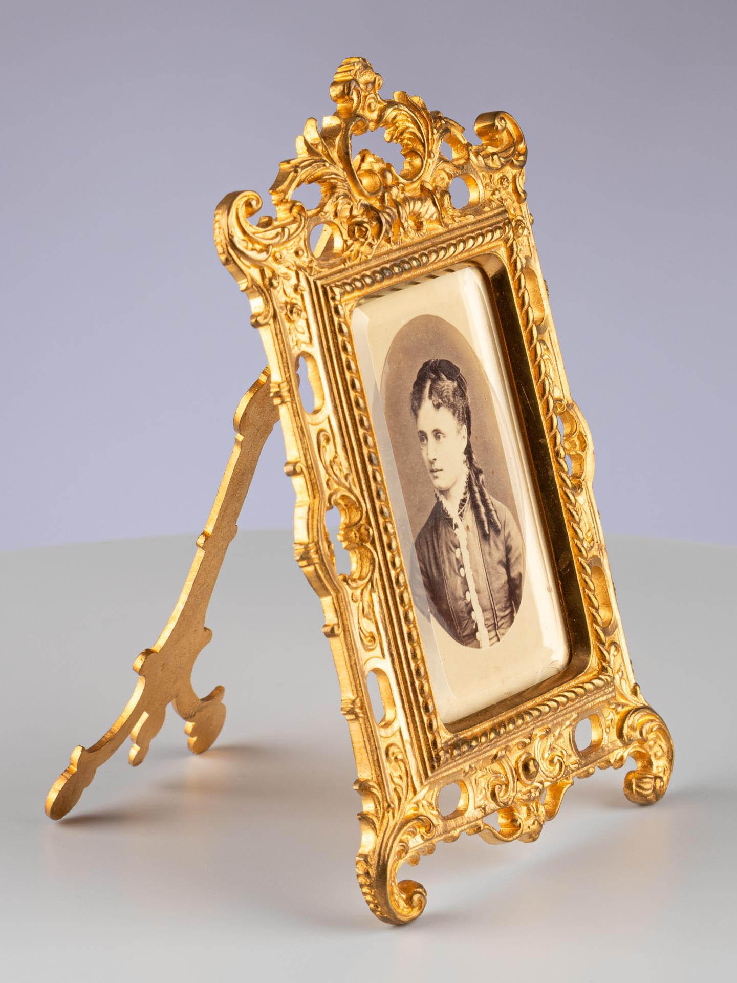 Français Cadre photo ancien, France, vers 1900, 5 x 8 cm en vente