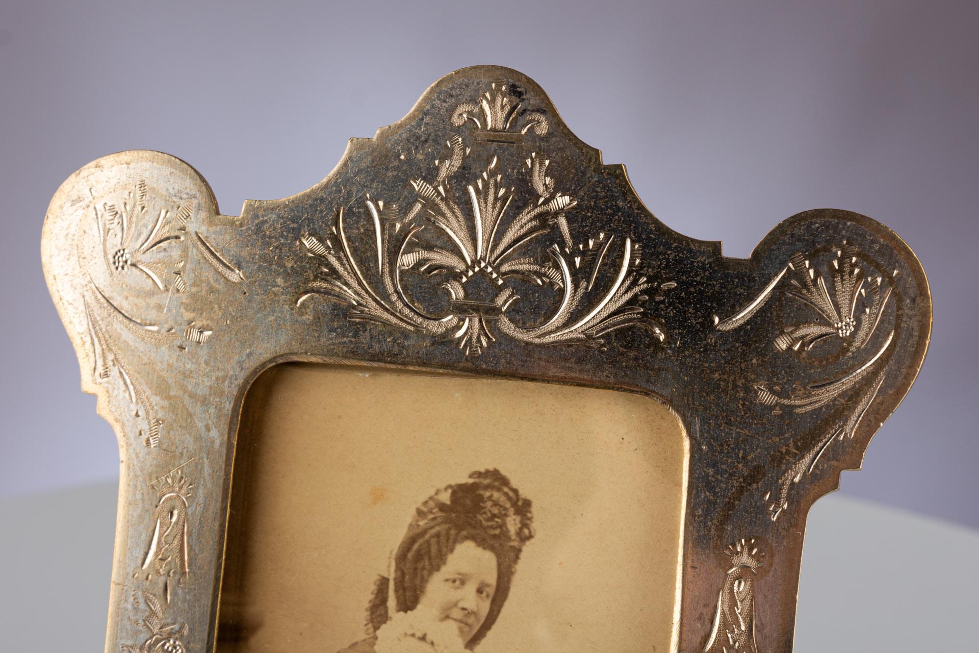 Wonderful brass picture frame, France, circa 1900.
Handcrafted filigree patterns of flowers and leaves.
Picture size: 5,5 cm x 8,3 cm.

