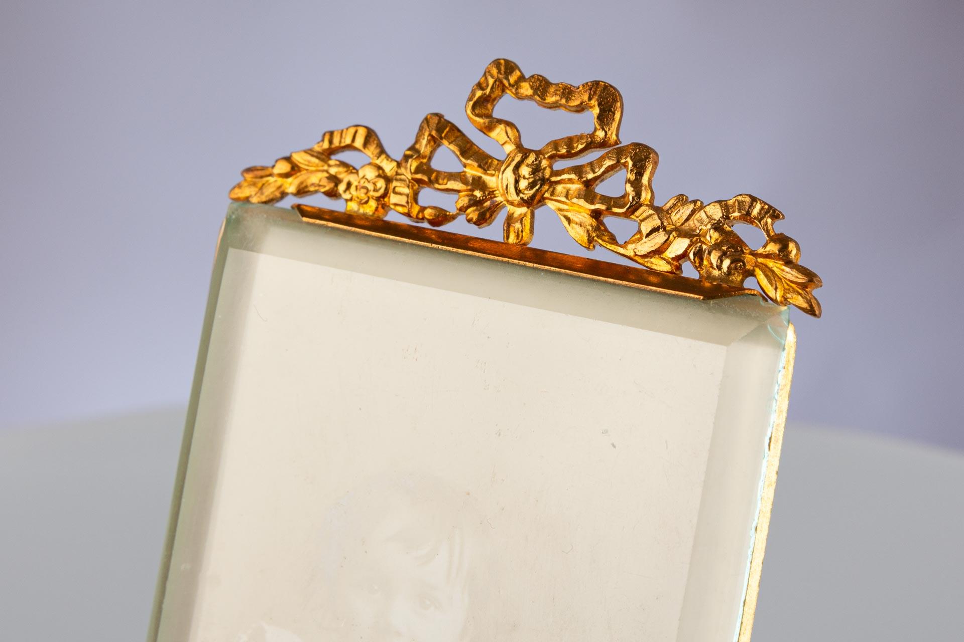 Maravilloso portarretratos de latón, Francia, probablemente 1895.
Tamaño del cuadro: 5,5 cm x 8,7 cm.
En el reverso de la foto hay una dedicatoria manuscrita de 1985, que describe a la niña de la foto como 