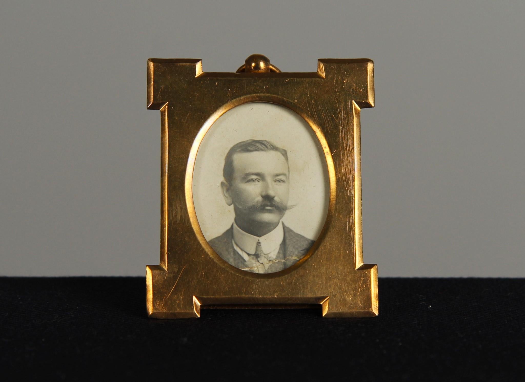 Schöner Bilderrahmen, Frankreich um 1930.
Bildgröße: 3 cm x 4 cm.
Ein Stempel auf der Rückseite 