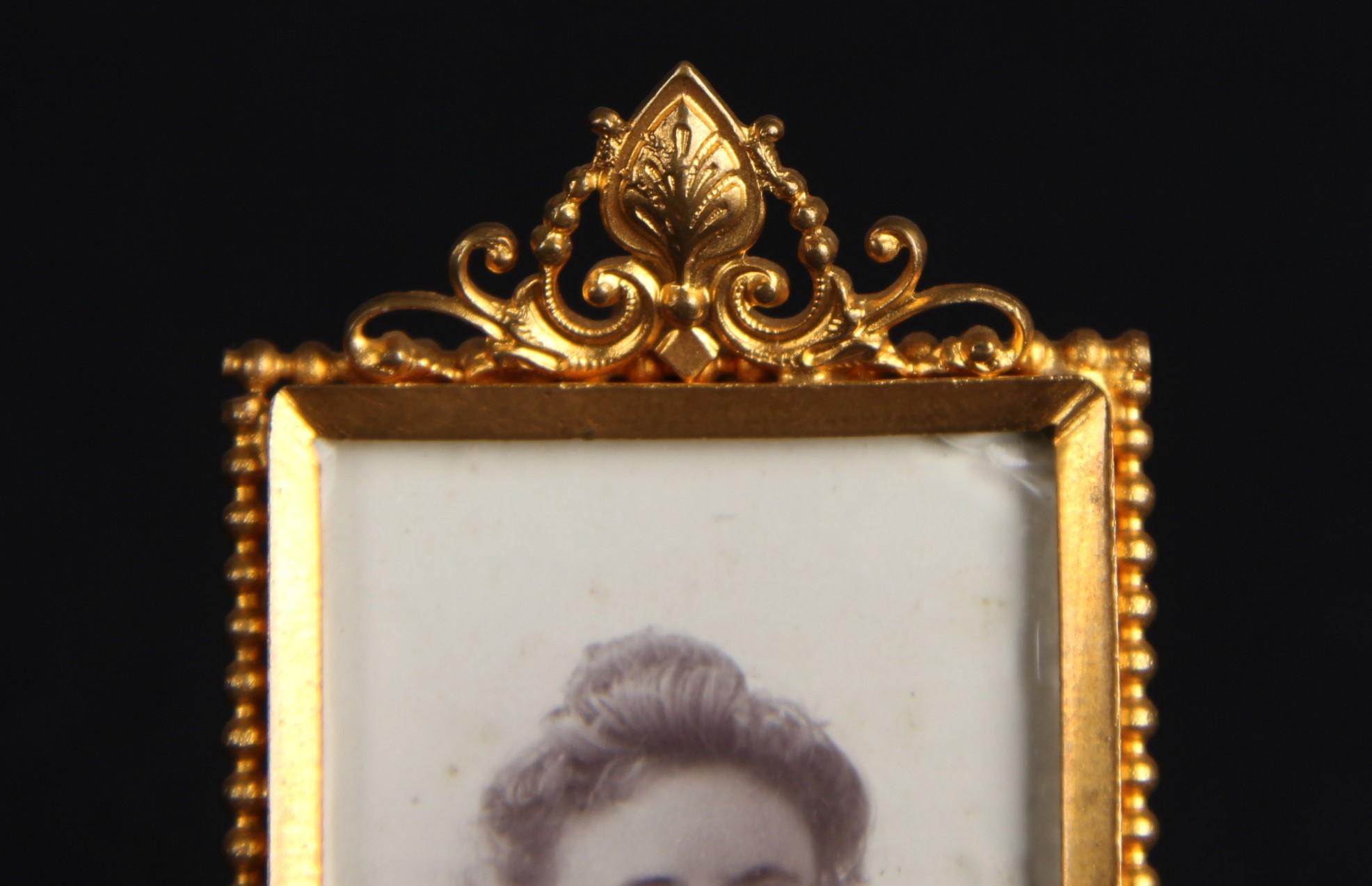 Excepcional marco de fotos con ángeles bellamente trabajados en cada lado,  Francia, hacia 1880.
Tamaño del cuadro: 3 cm x 5 cm.

En los salones de la burguesía adinerada y la aristocracia, esos marcos eran un signo de gusto y estatus social. Se