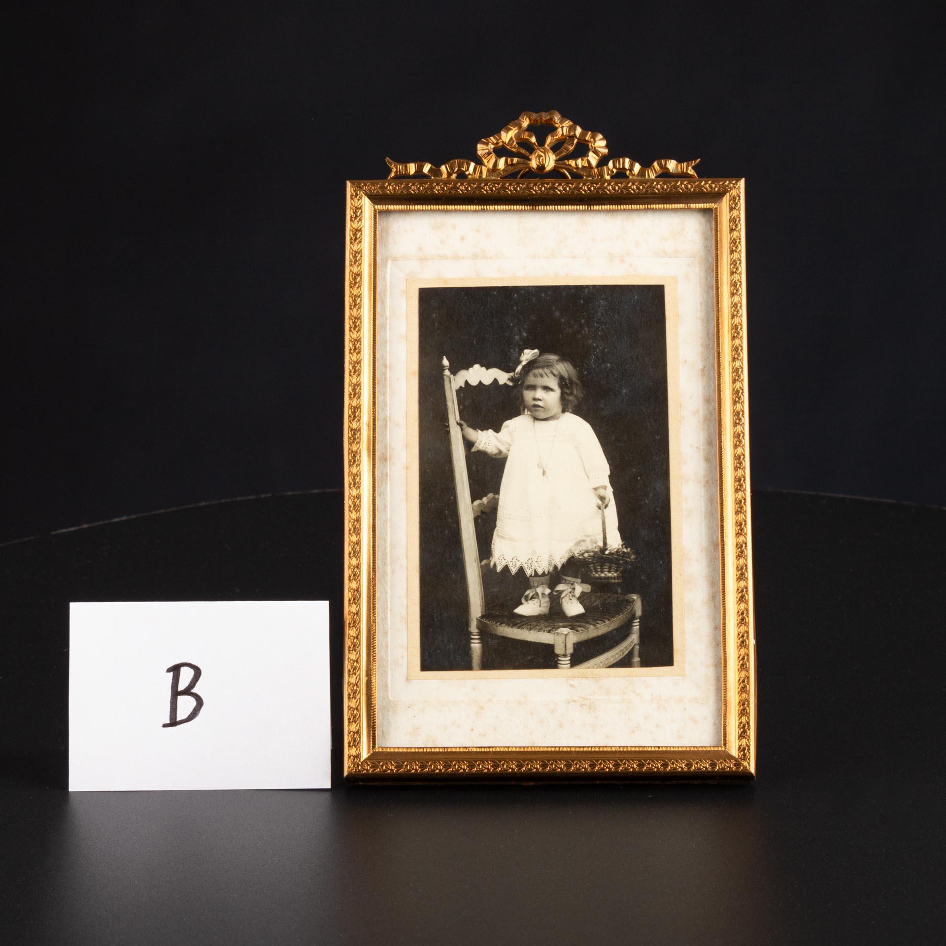 Schöner französischer Bilderrahmen im Louis-XVI-Stil, um 1900.
Bildgröße: 8 cm x 12,5 cm. Gesamtgröße: 9 cm x 16 cm.

In den Salons des wohlhabenden Bürgertums und der Aristokratie waren solche Rahmen ein Zeichen für Geschmack und sozialen Status.