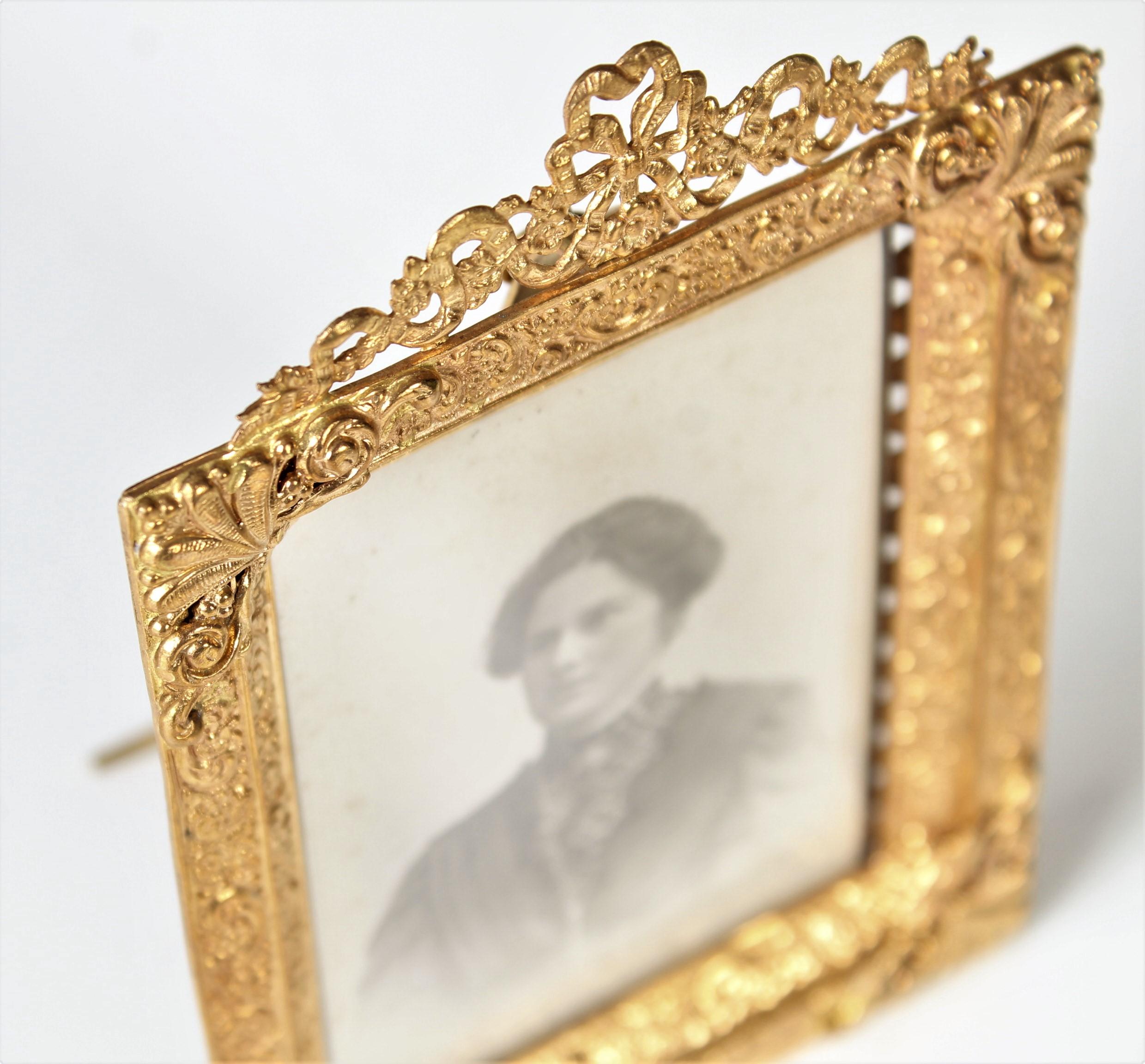 Beautiful picture frame with rich ornaments from the late 19th century with antique photo of a young lady.
The origin of this exceptional piece is France.
Nicely chiseled bronze work.
The Picture size is: 6 x 8 cm.


