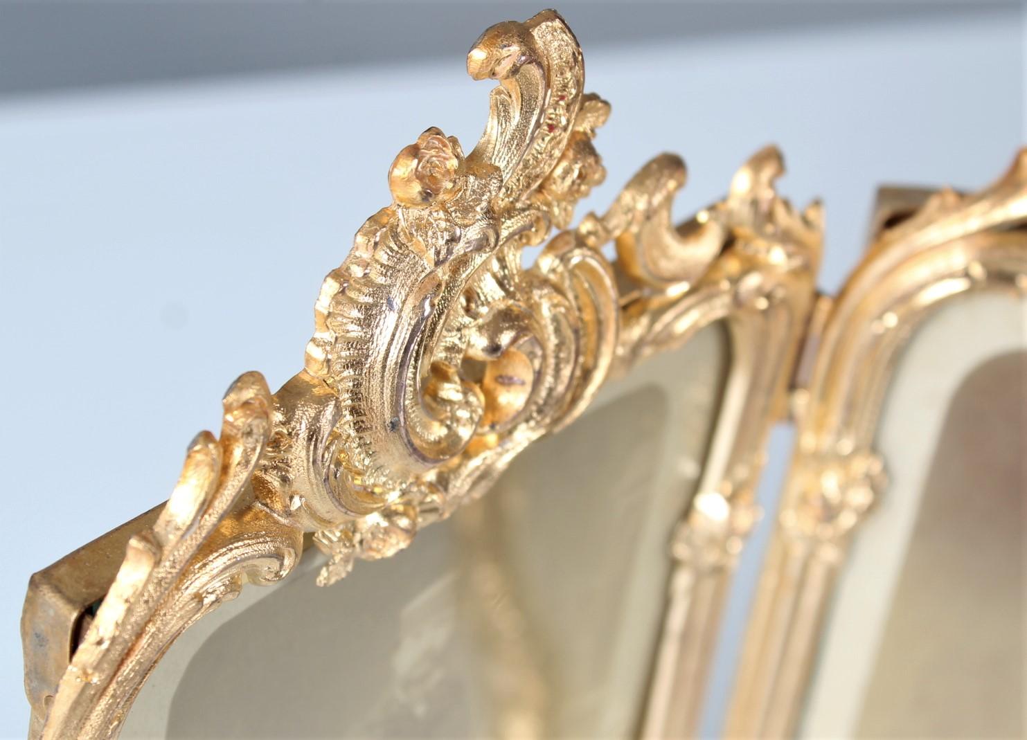 Antique doubled picture frame with photograph of a huntsman matching in time.
Around 1900.
Beautiful bronze work, finely chased and gilded.
Picture Size 14 x 10 cm.
