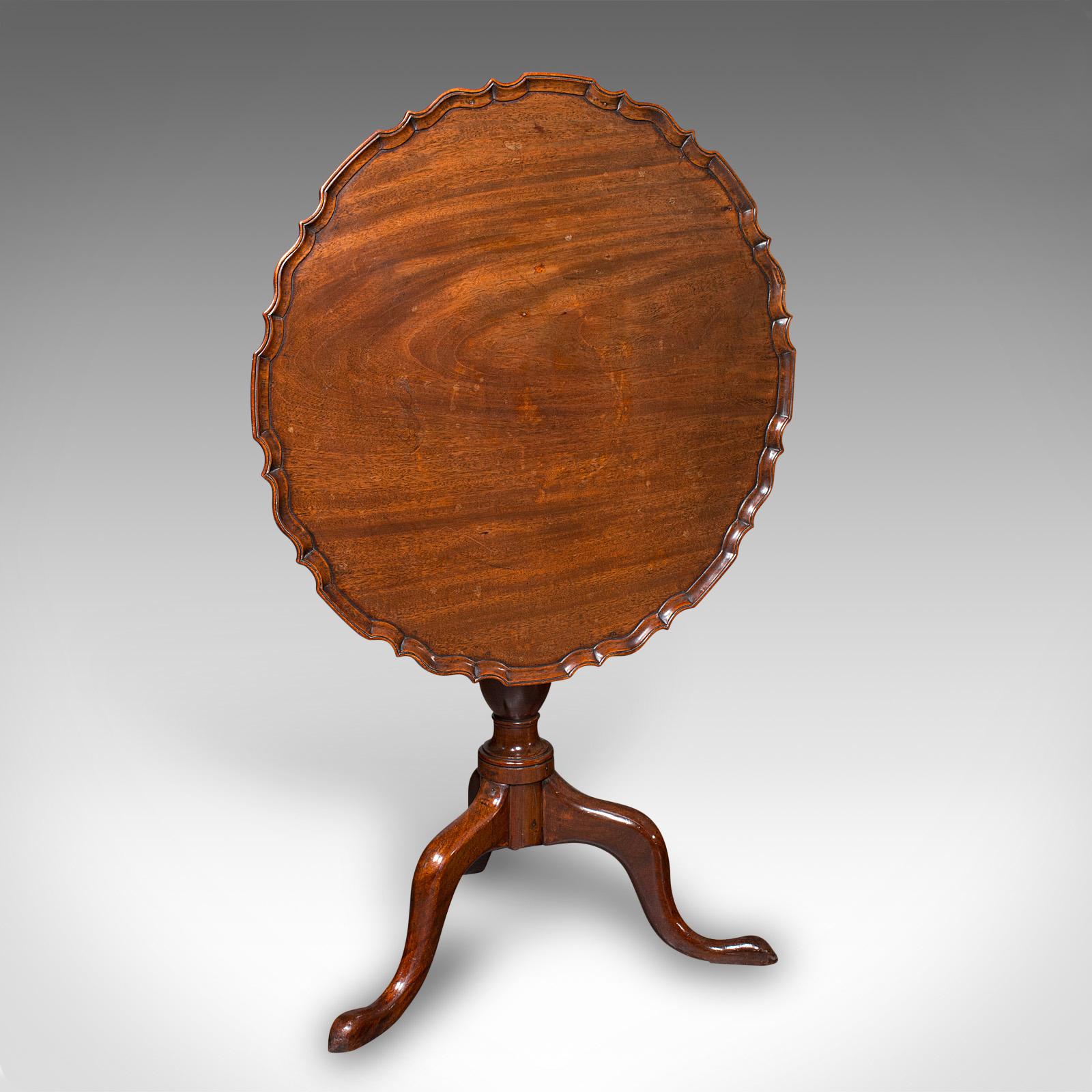 This is an antique pie crust side table. An English, mahogany tilt-top games or occasional table, dating to the Georgian period, circa 1790. A fine example of 18th century craftsmanship, displaying the period-favourite pie crust form and elegant