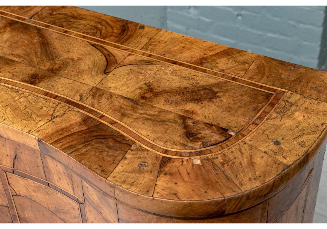 Antico mobile in legno d'ulivo figurato a piè di pagina in vendita 5