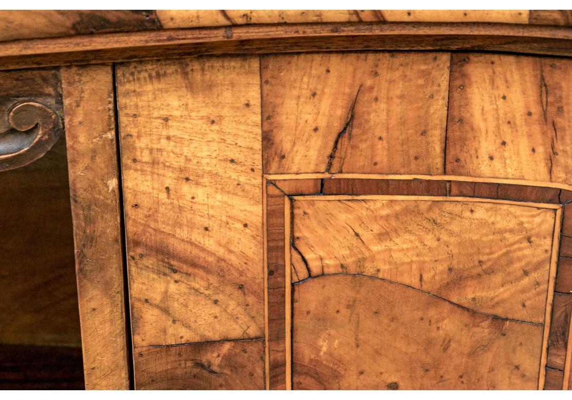 Antico mobile in legno d'ulivo figurato a piè di pagina in vendita 6