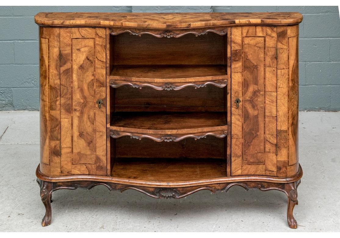 Antico mobile in legno d'ulivo figurato a piè di pagina in vendita 7